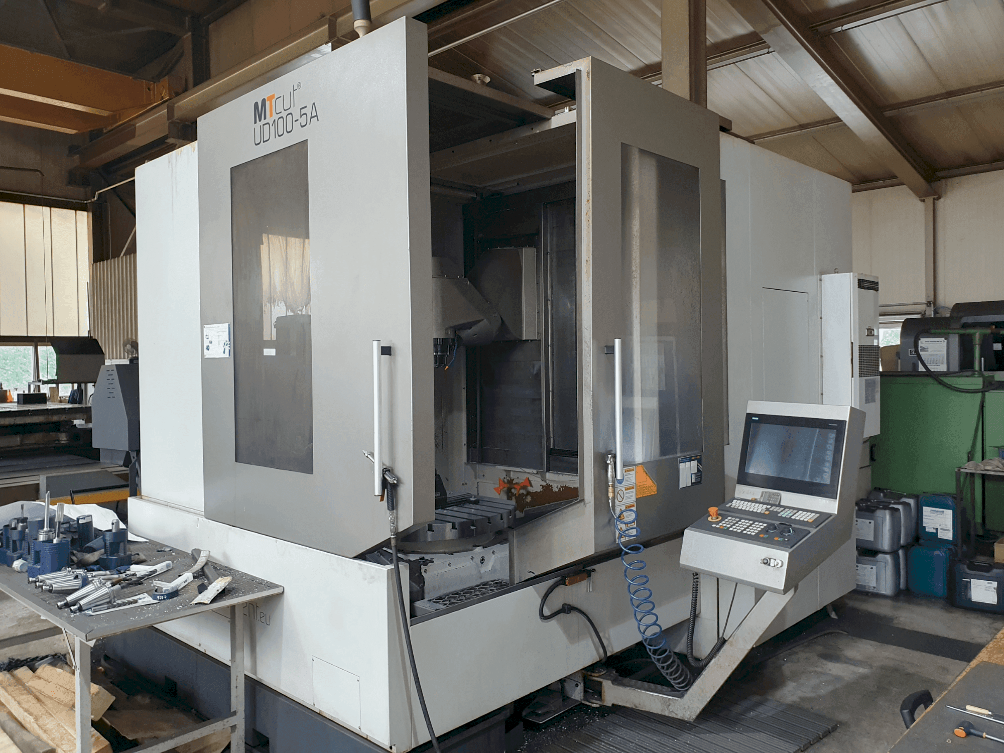 Makine  MTcut UD100-5A - Önden görünüm