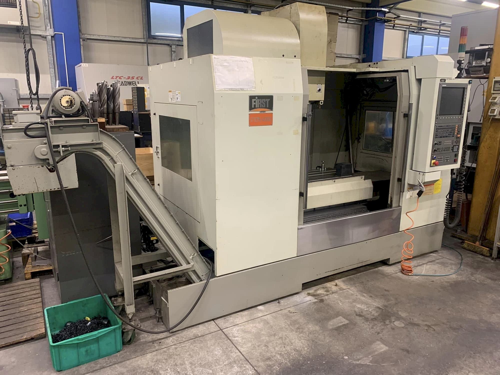 Makine  FIRST MCV 1000 - Önden görünüm