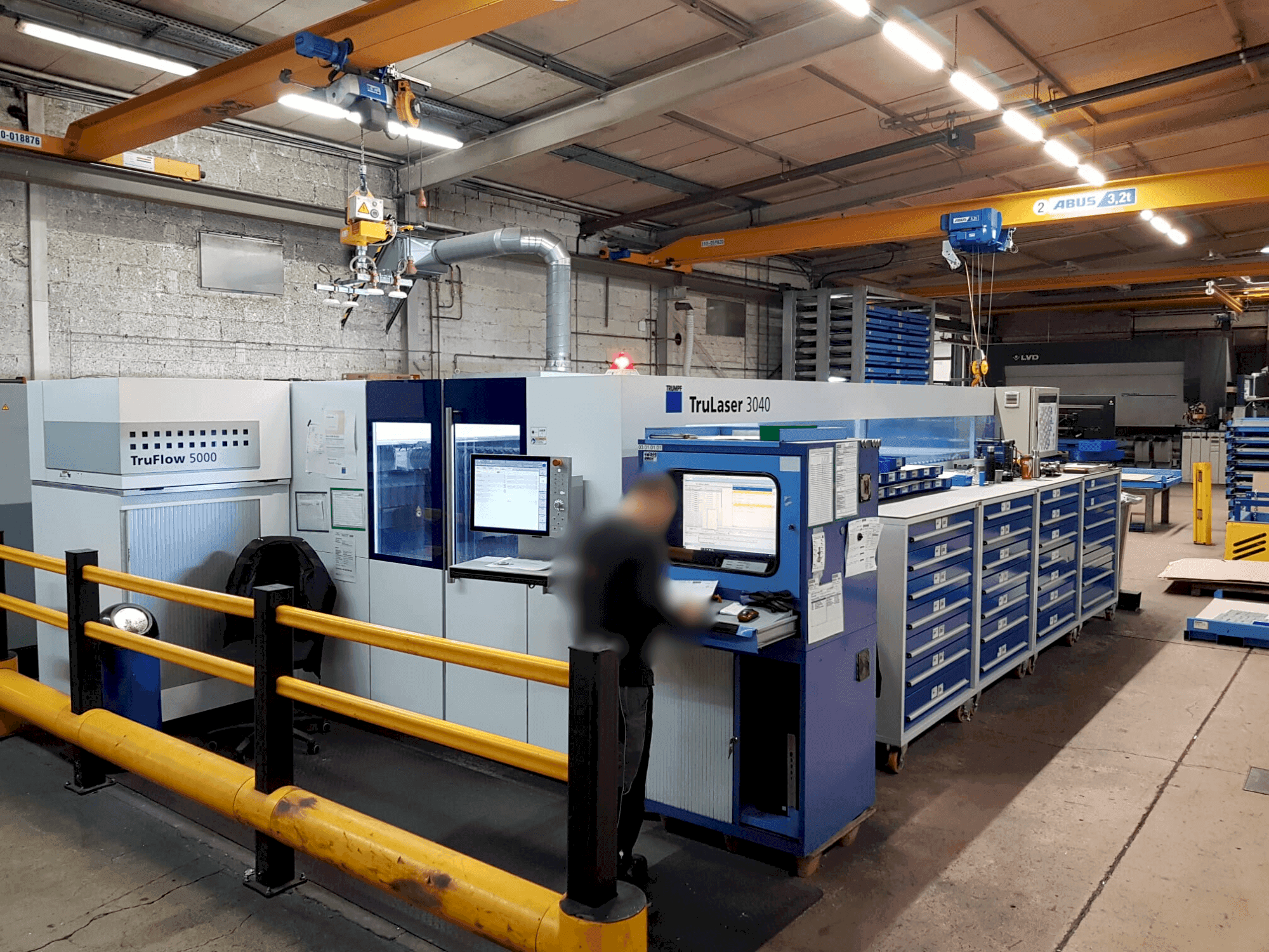 Makine  TRUMPF TruLaser 3040 5kW CO2 - Önden görünüm