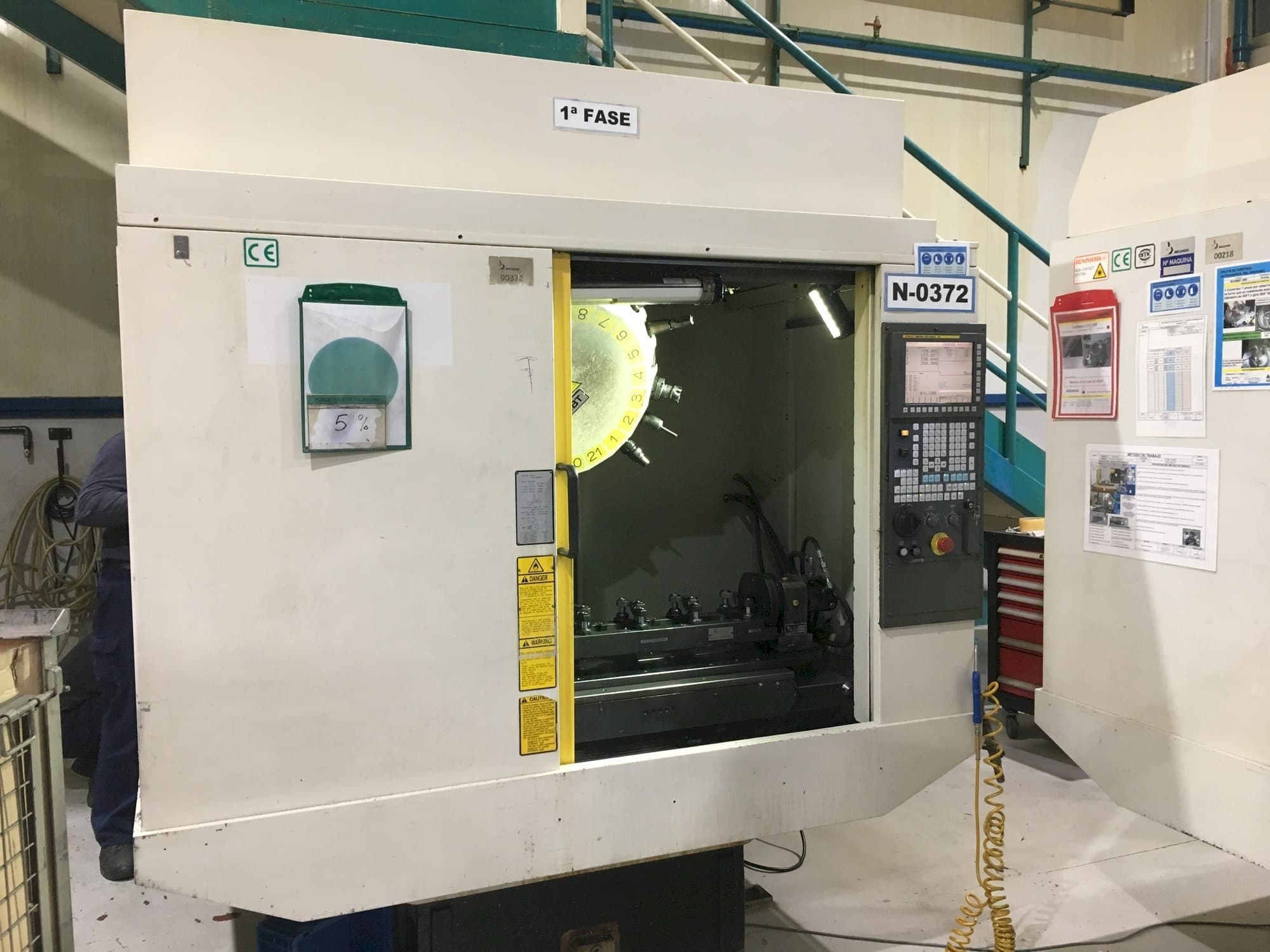 Makine  FANUC Robodrill alfa-T21iEL - Önden görünüm