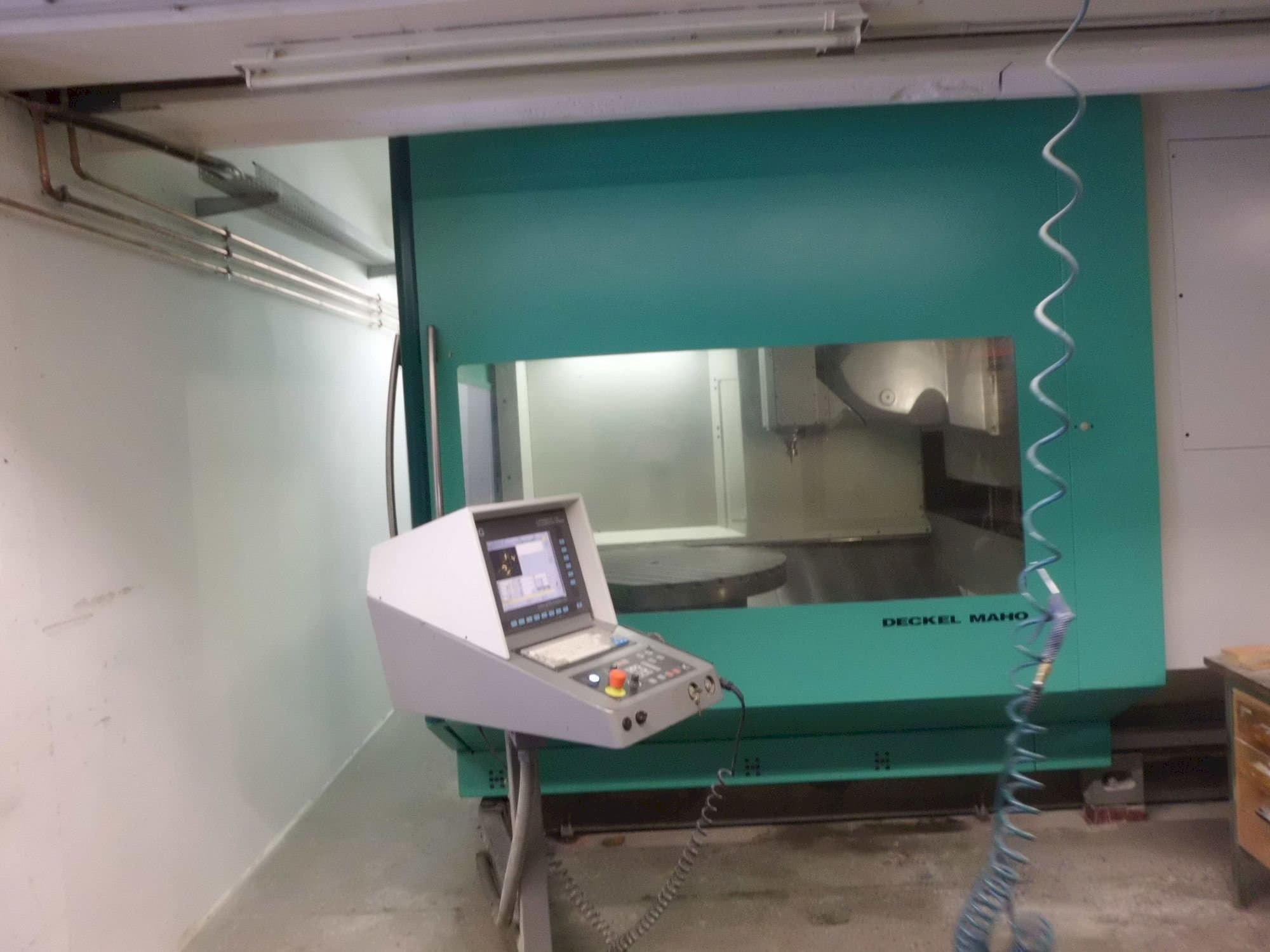 Makine  DECKEL MAHO DMU 125 P - Önden görünüm