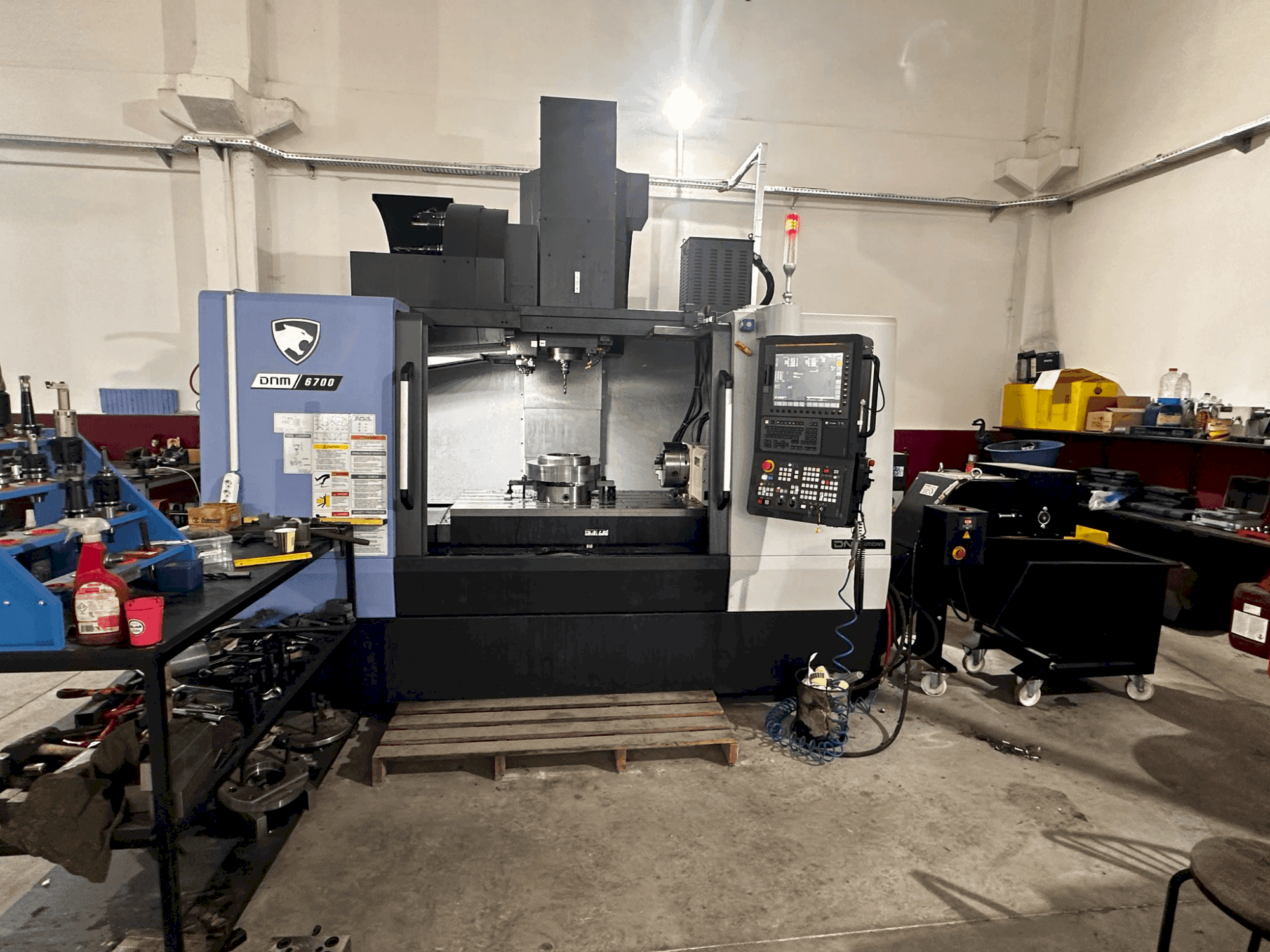 Makine  DN SOLUTIONS Puma DNM 6700 - Önden görünüm