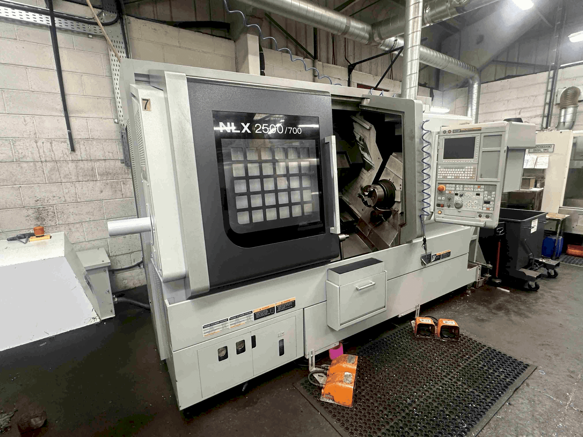 Makine  DMG MORI NLX2500SY/700 - Sol taraftaki görüntü