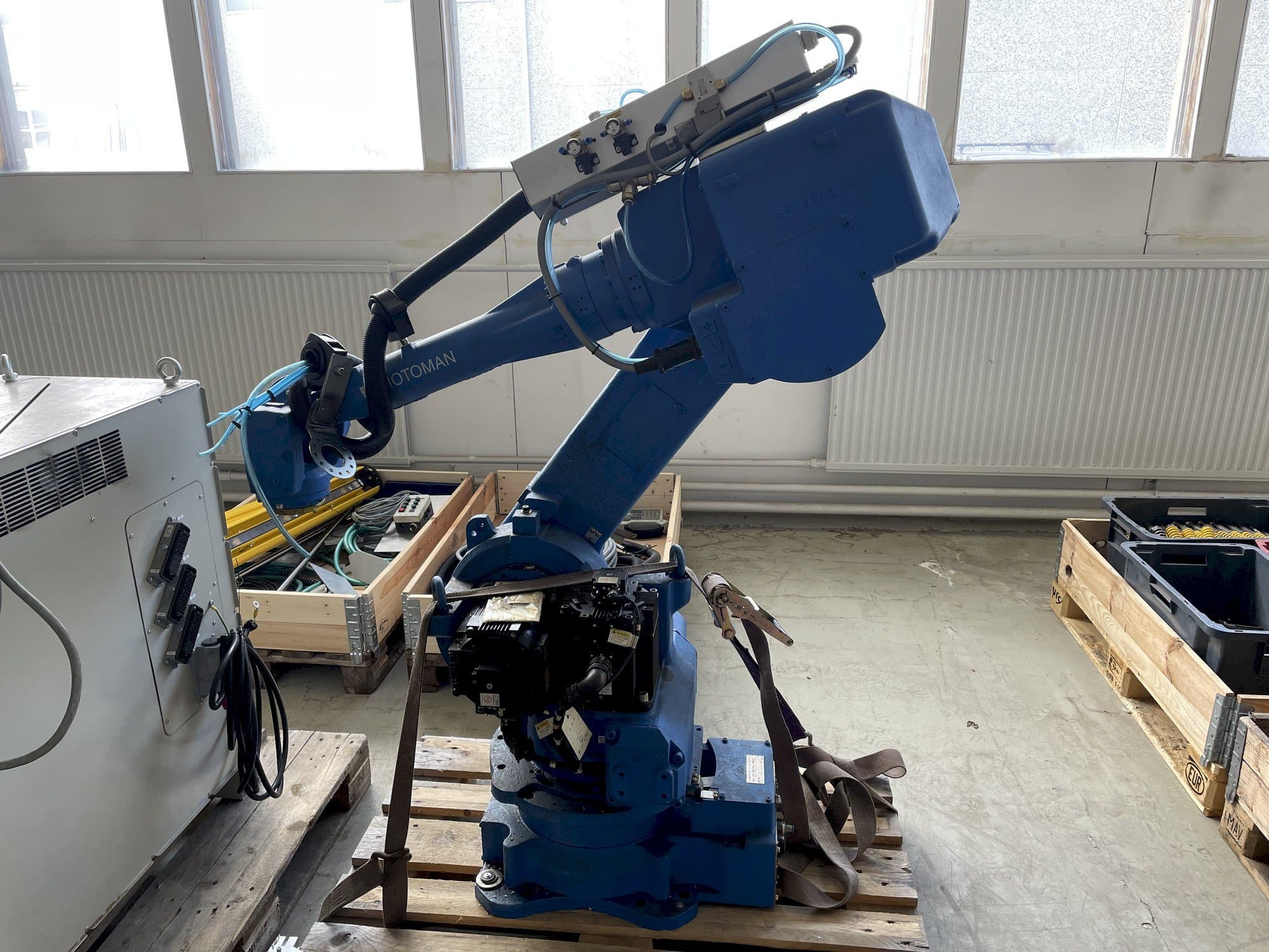 Makine  MOTOMAN NX100 80KG - Önden görünüm