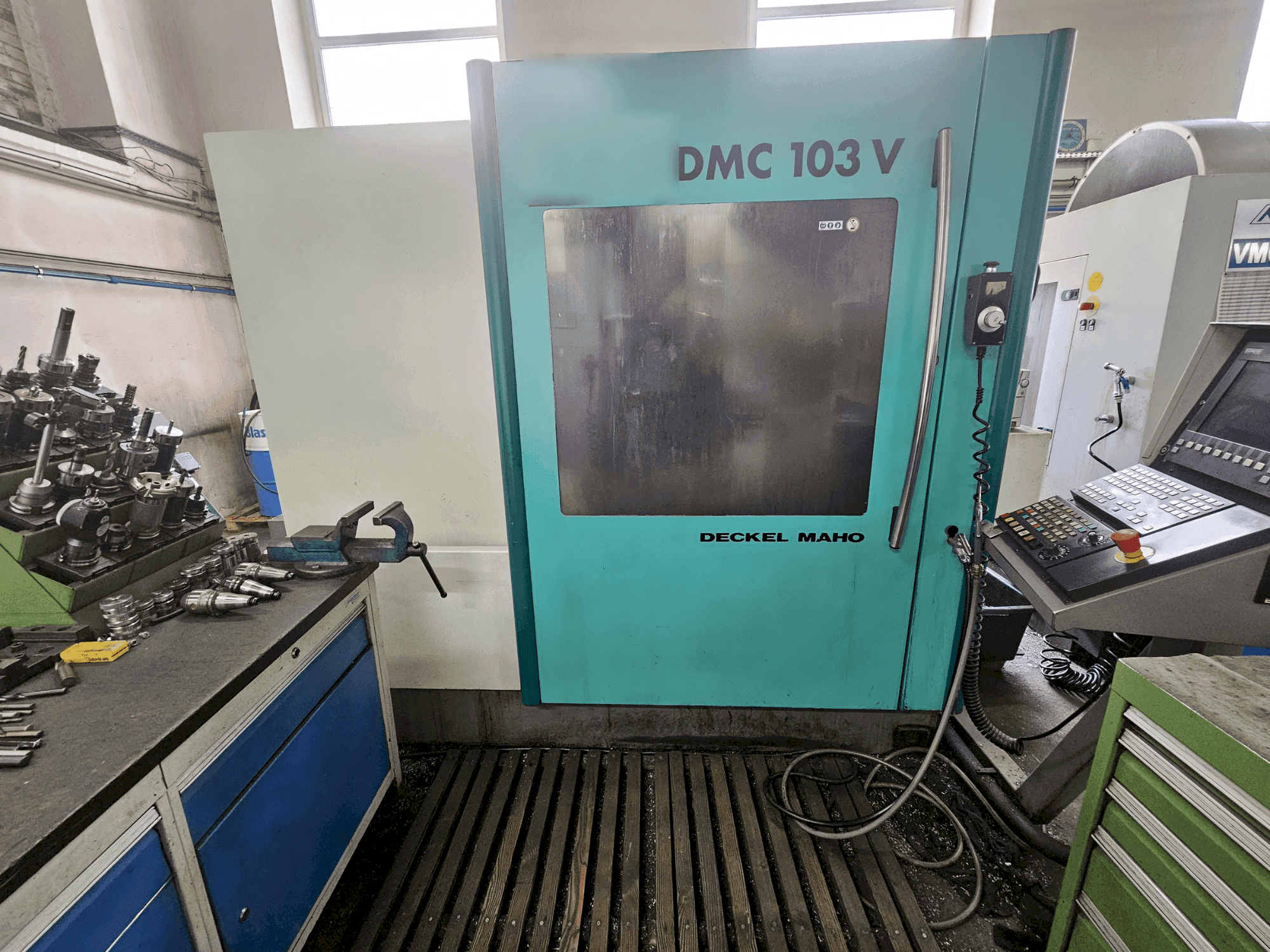 Makine  DECKEL MAHO DMC 103V - Önden görünüm