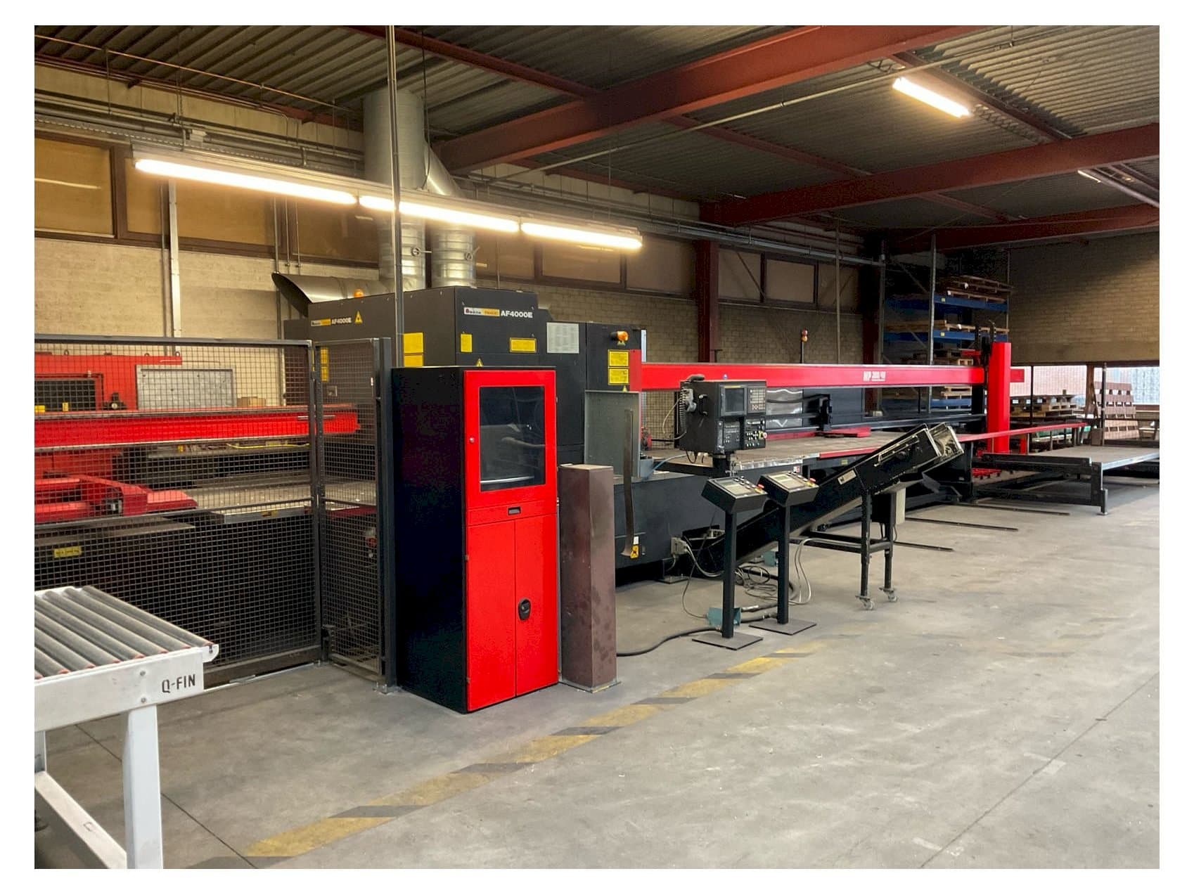 Makine  AMADA LC-2415 alpha III - Önden görünüm