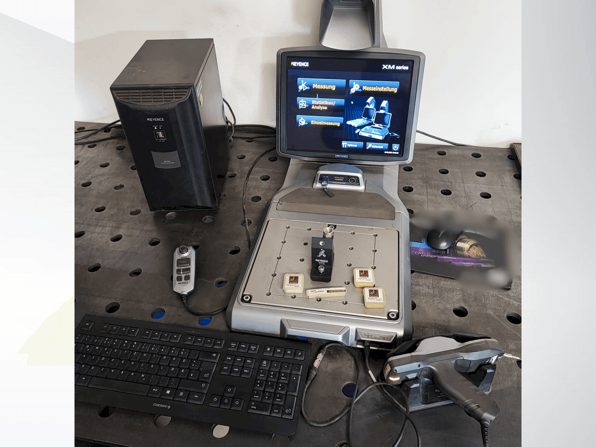 Makine  KEYENCE XM-1000 - Önden görünüm