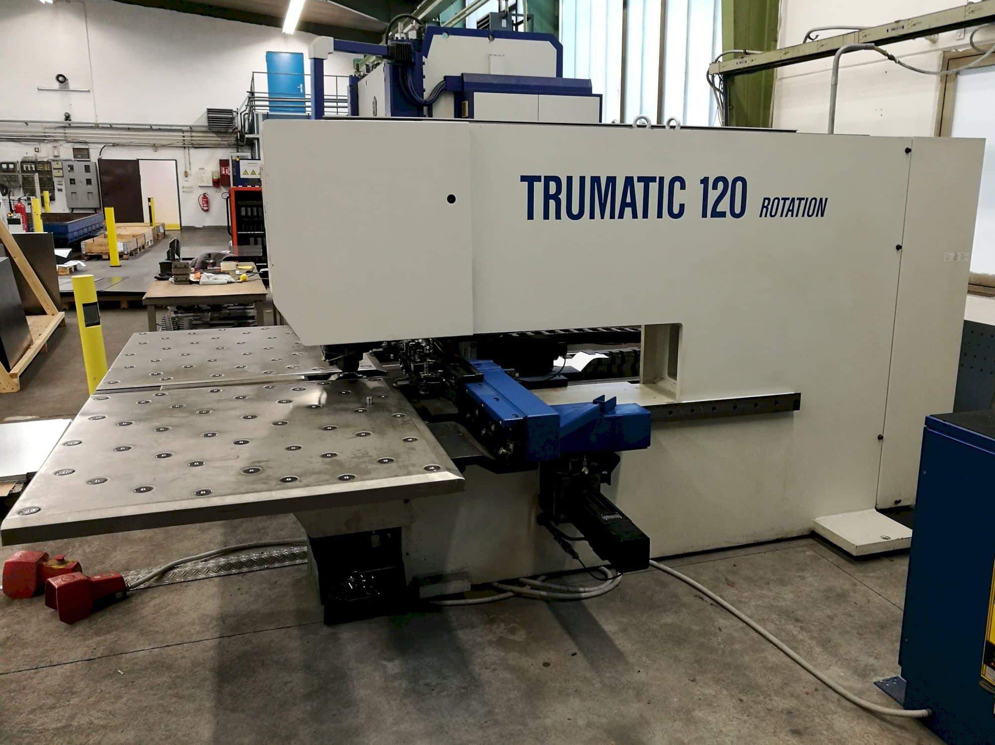 Makine  Trumpf - Sağdan görünüm Trumatic 120R