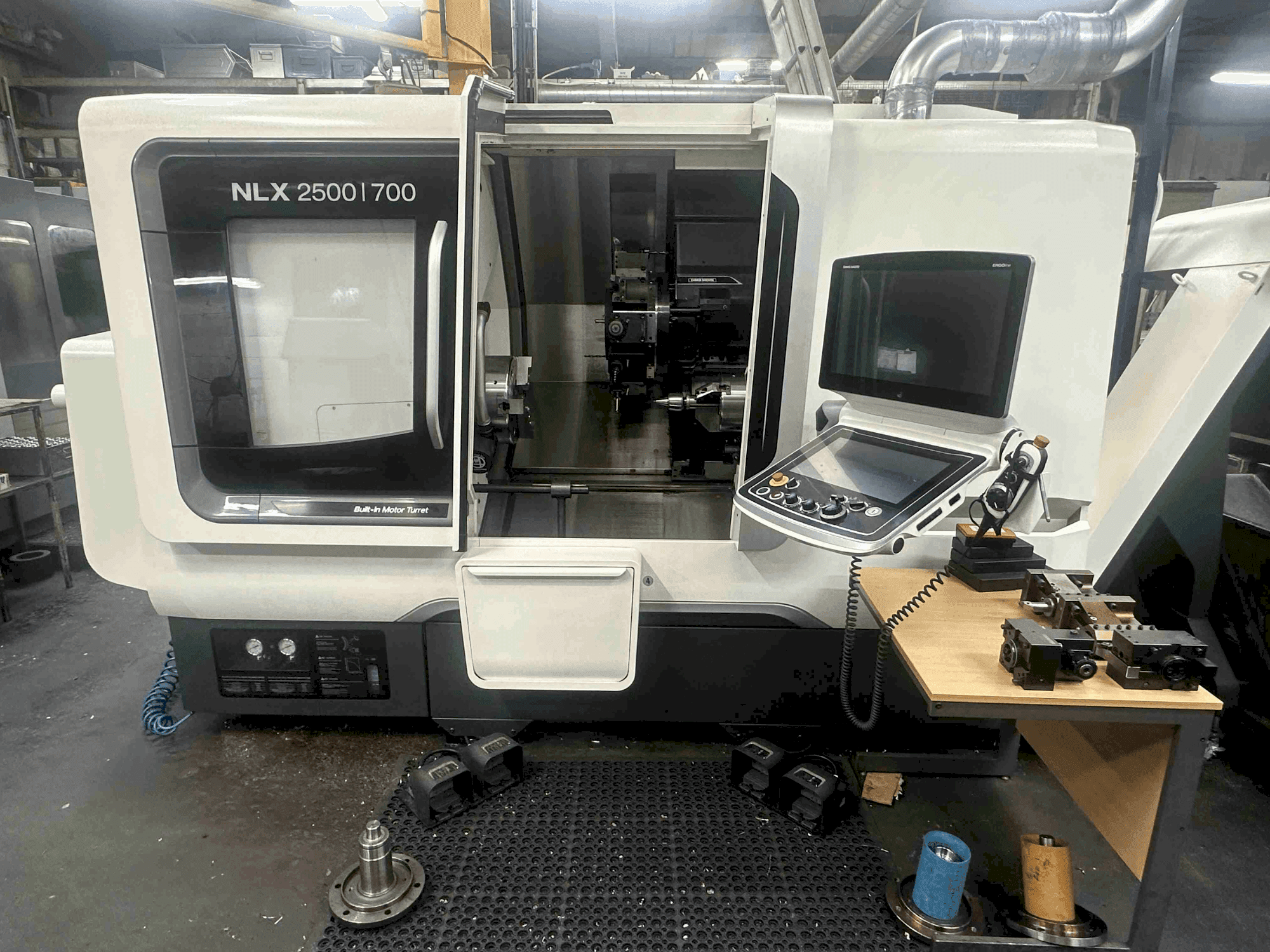 Makine  DMG MORI NLX2500SY/700 - Önden görünüm
