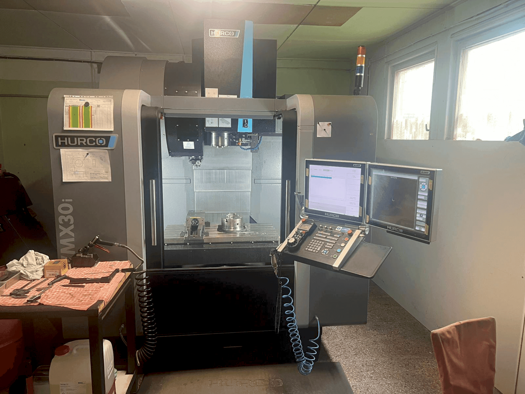 Makine  Hurco VMX30i - Önden görünüm