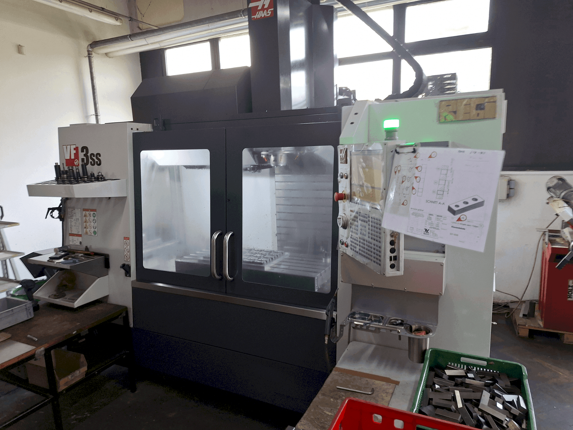 Makine  HAAS VF-3SS - Önden görünüm