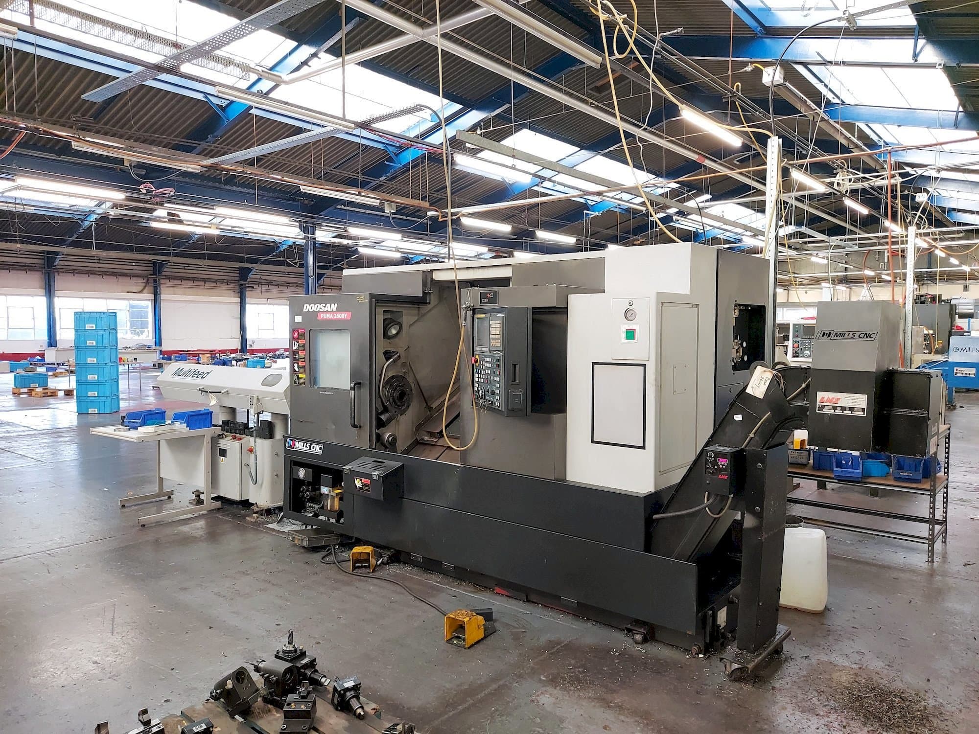 Makine  Doosan Puma 2600Y - Önden görünüm