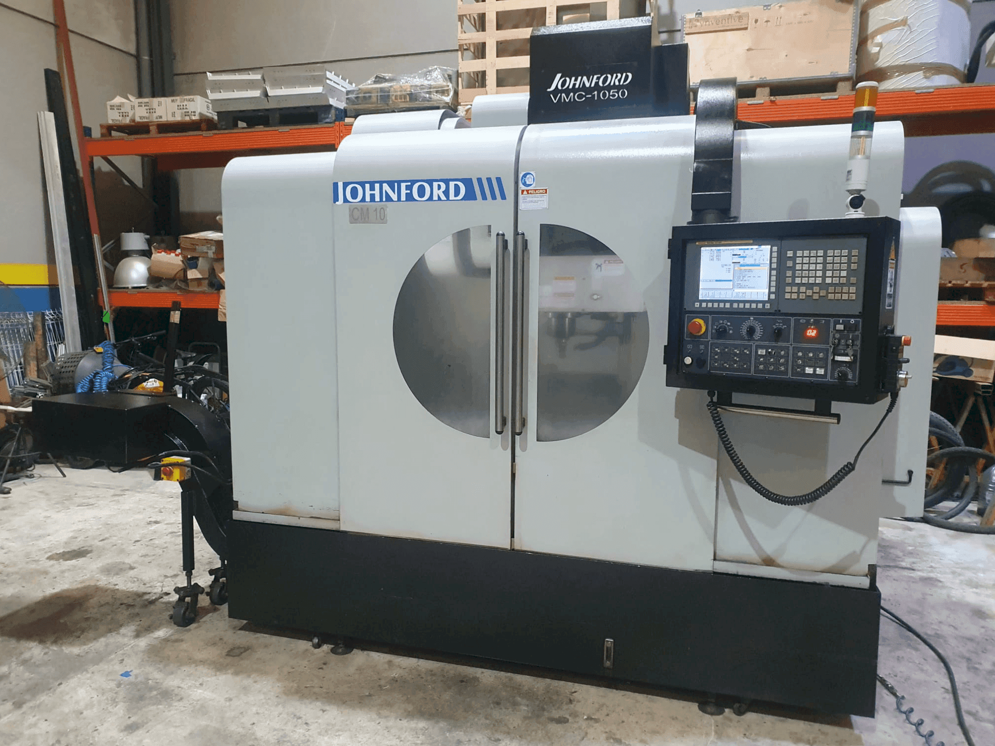 Makine  Johnford VMC-1050 - Önden görünüm