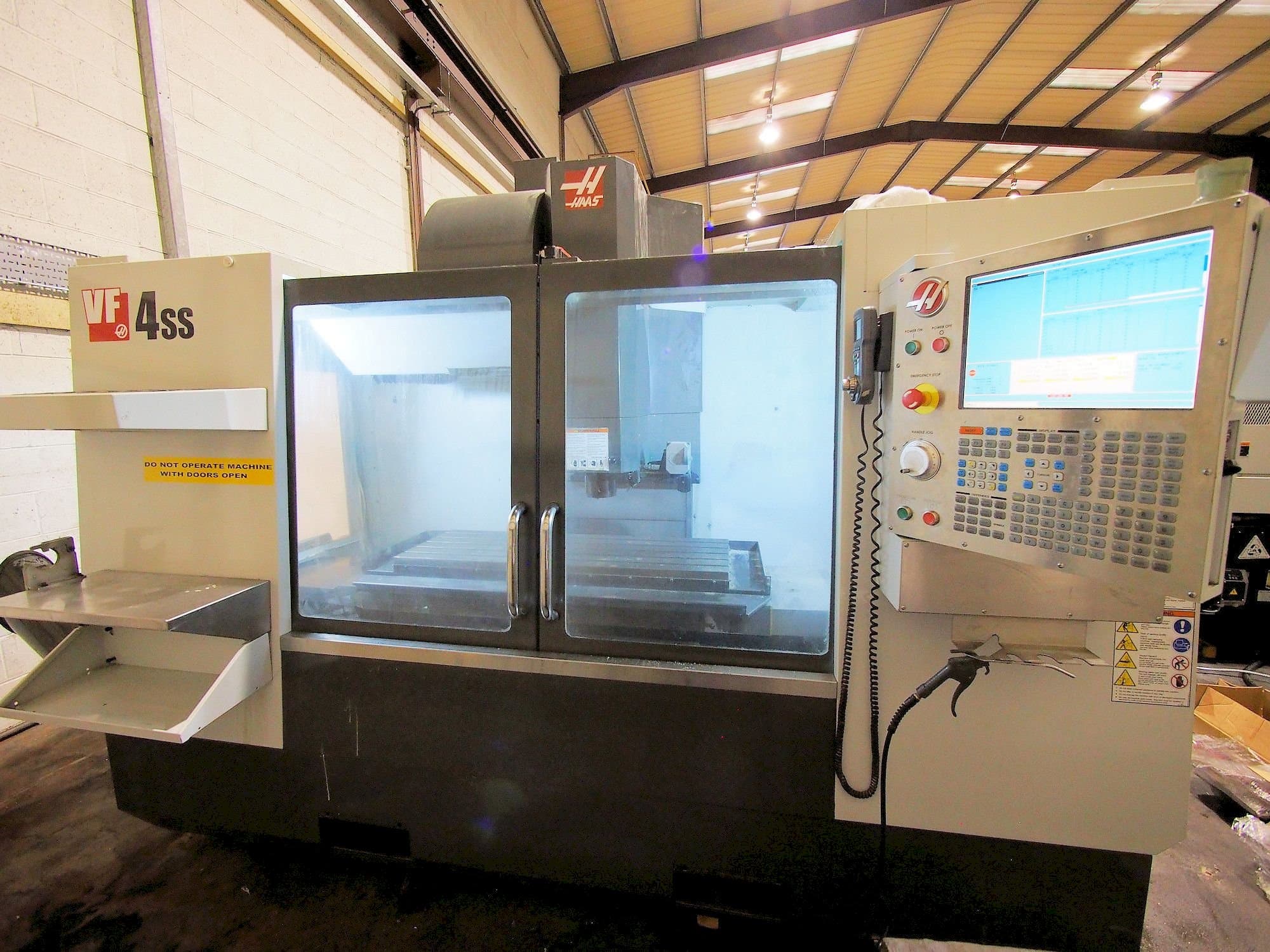 Makine  HAAS VF-4SS - Önden görünüm
