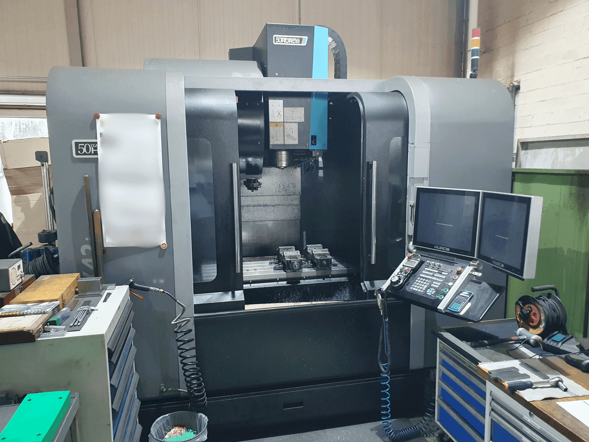 Makine  Hurco VMX42i - Önden görünüm