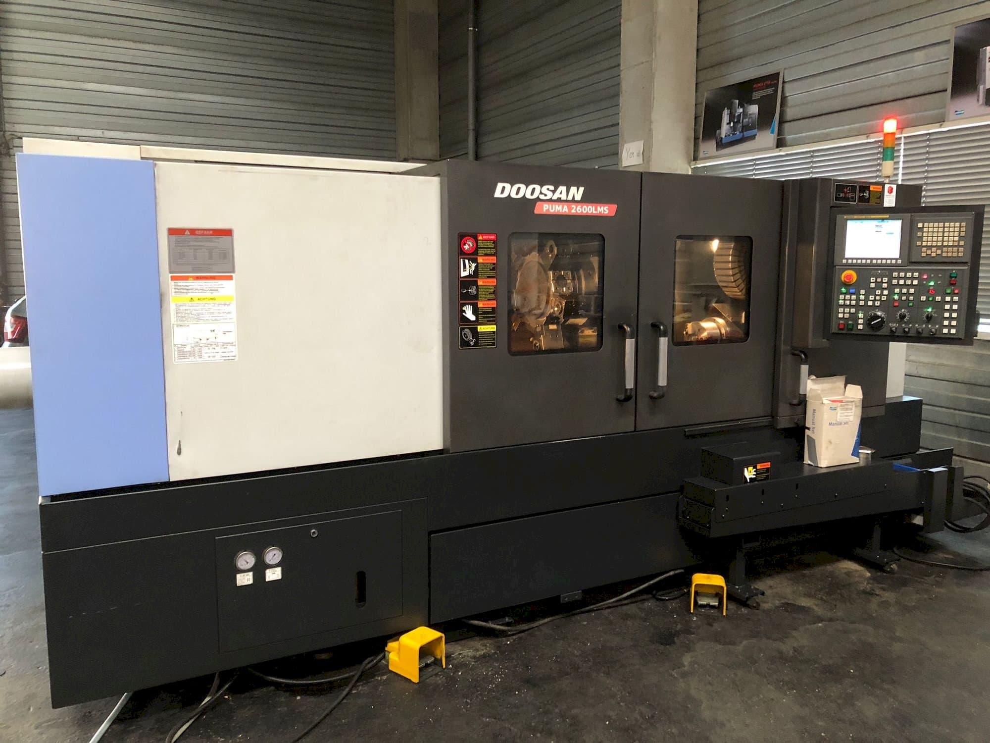 Makine  Doosan Puma 2600 LMS - Önden görünüm