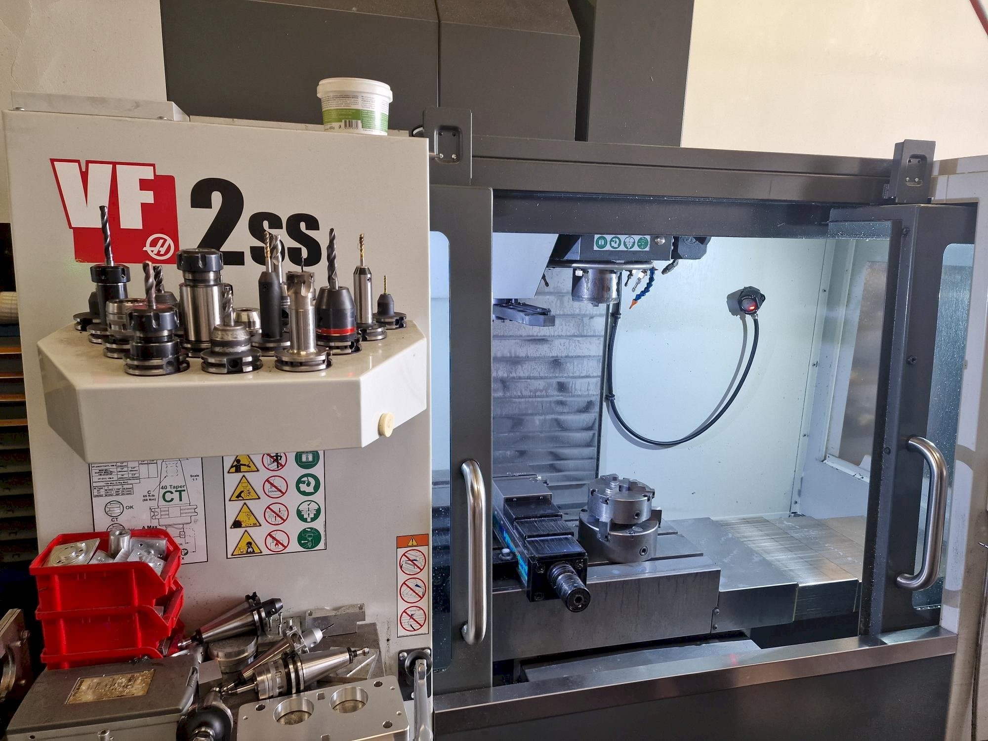 Makine  HAAS VF-2SS - Önden görünüm