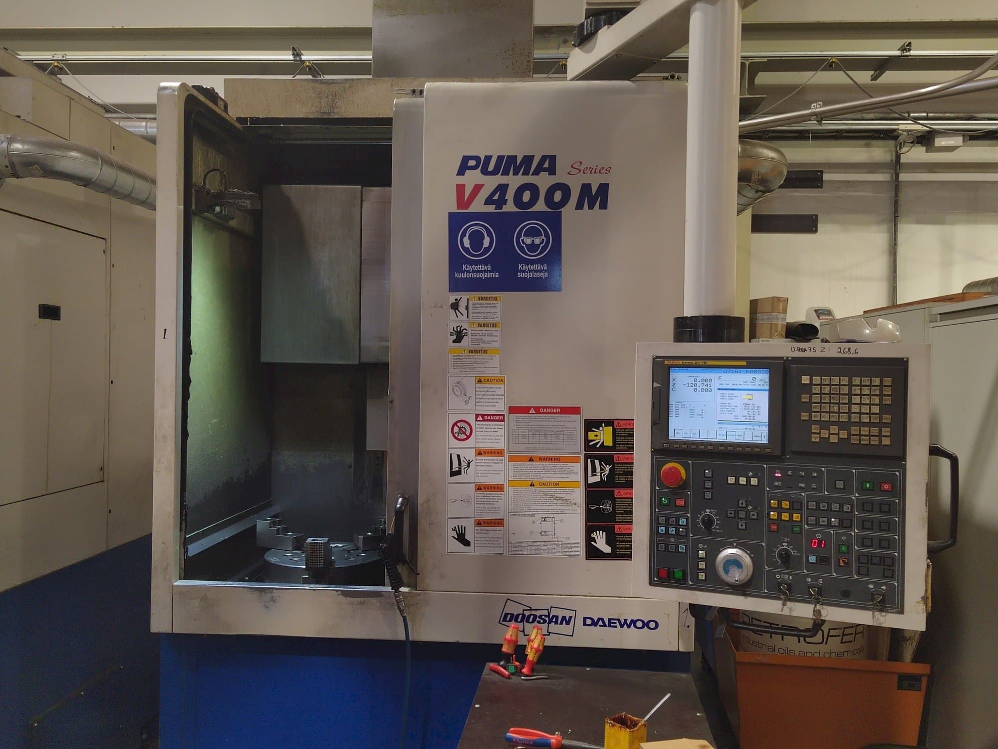 Makine  Doosan Puma V400M - Önden görünüm