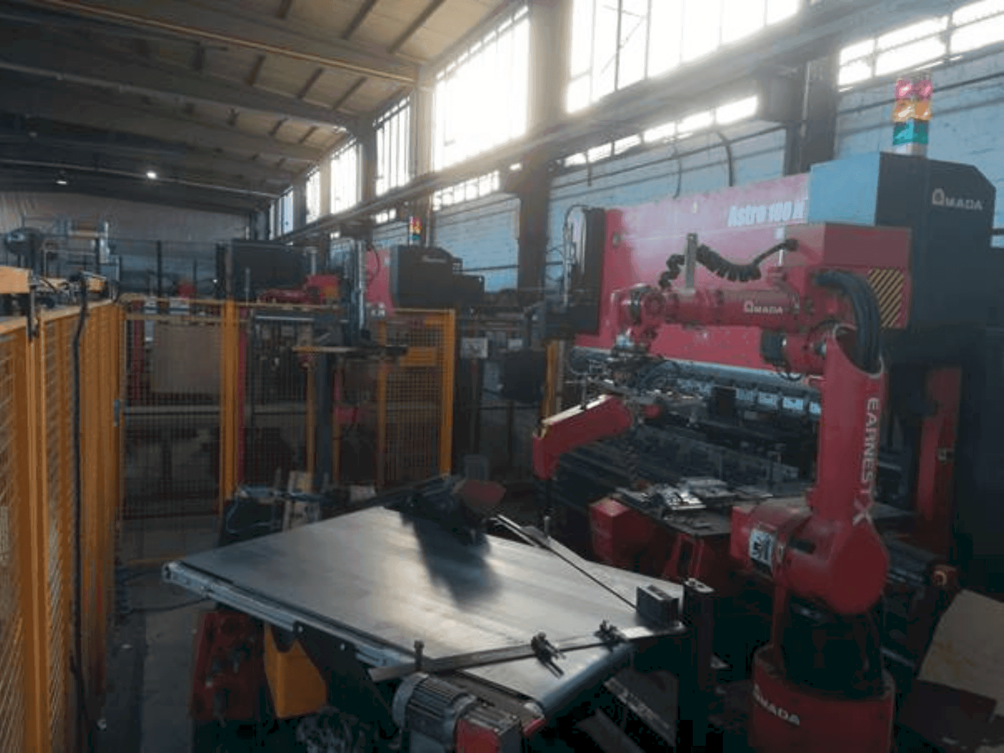 Makine  AMADA Astro 100 NT - Önden görünüm