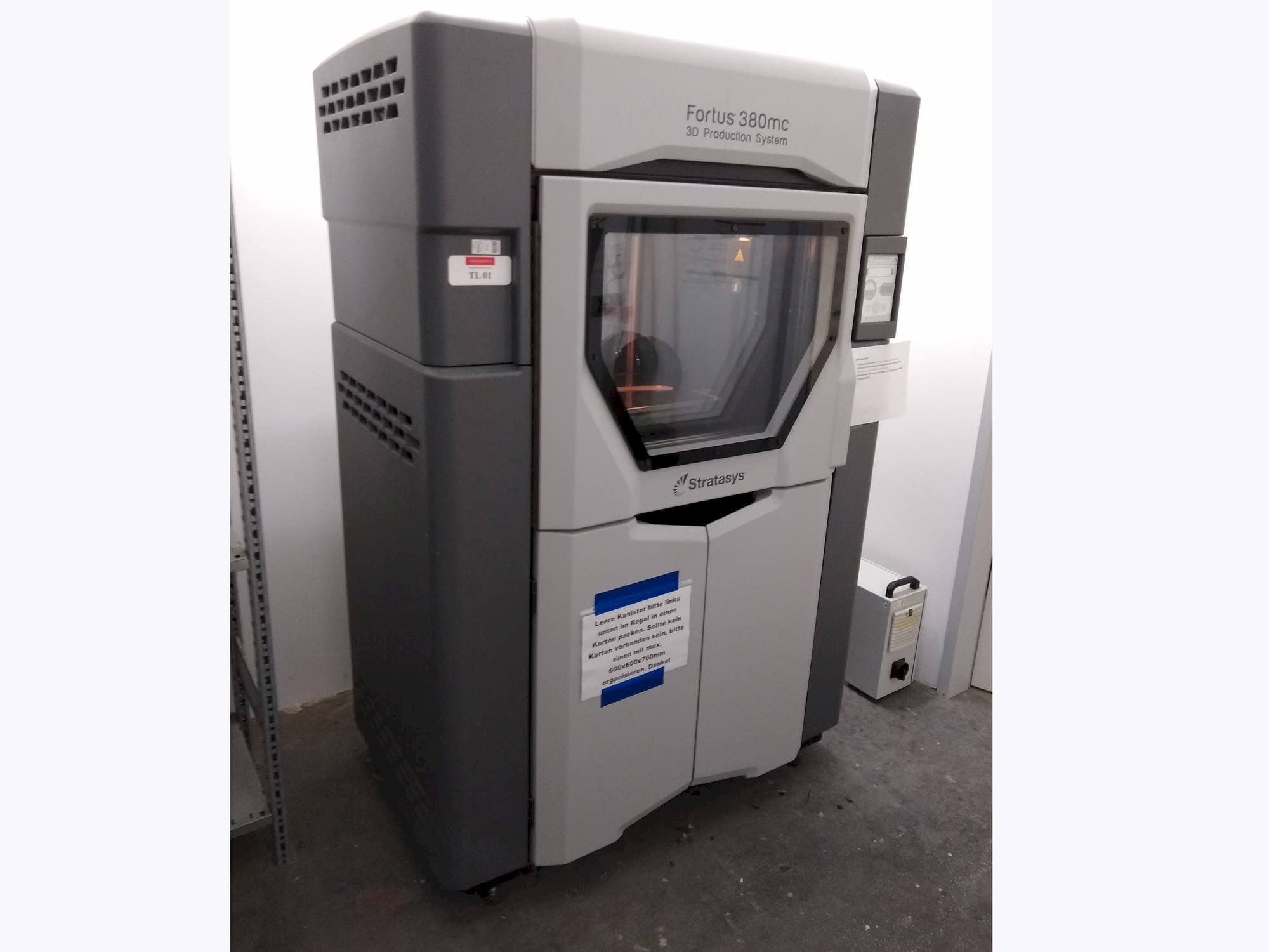 Makine  Stratasys Fortus 380MC - Önden görünüm