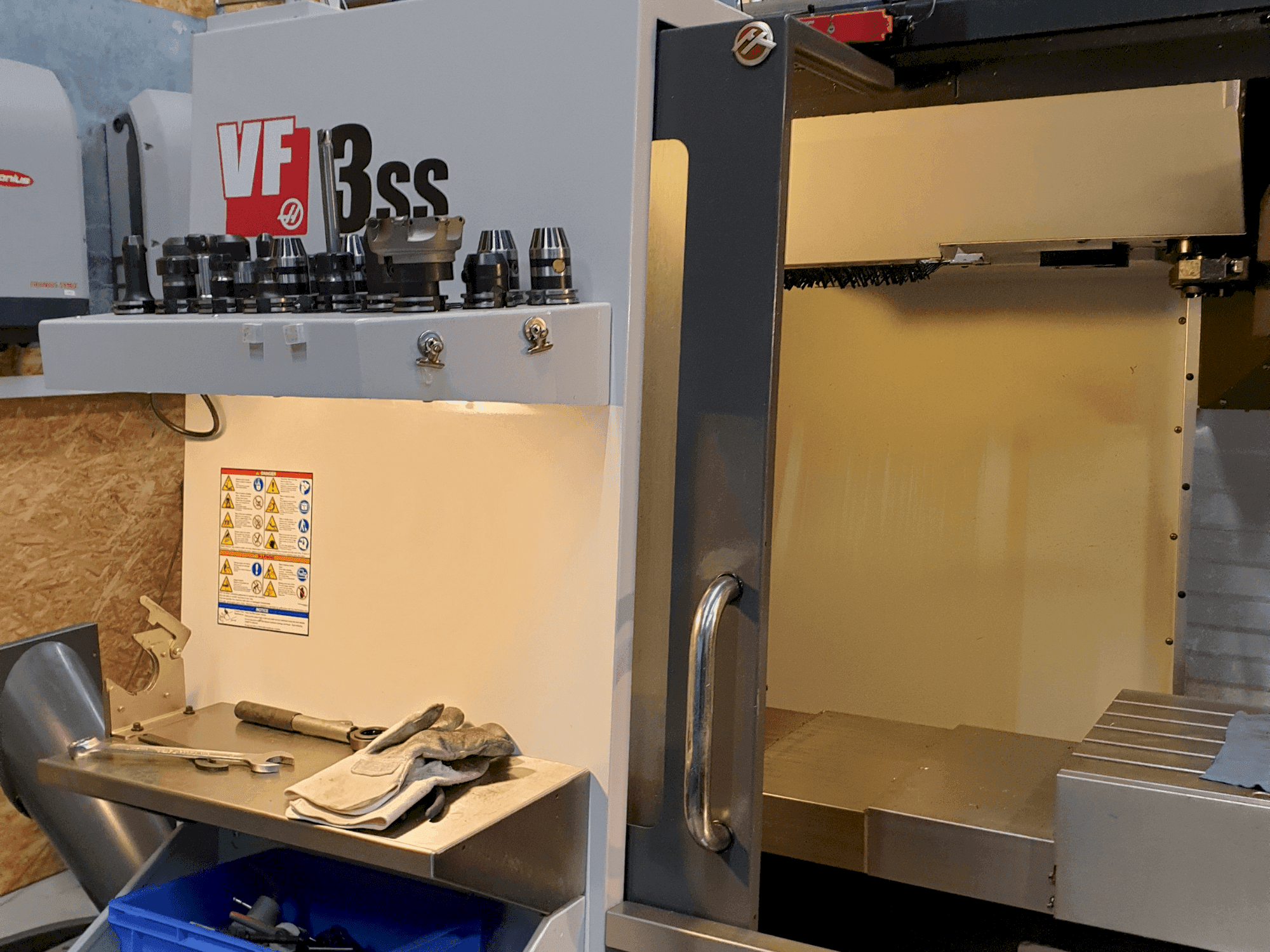 Makine  HAAS VF-3SS - Önden görünüm