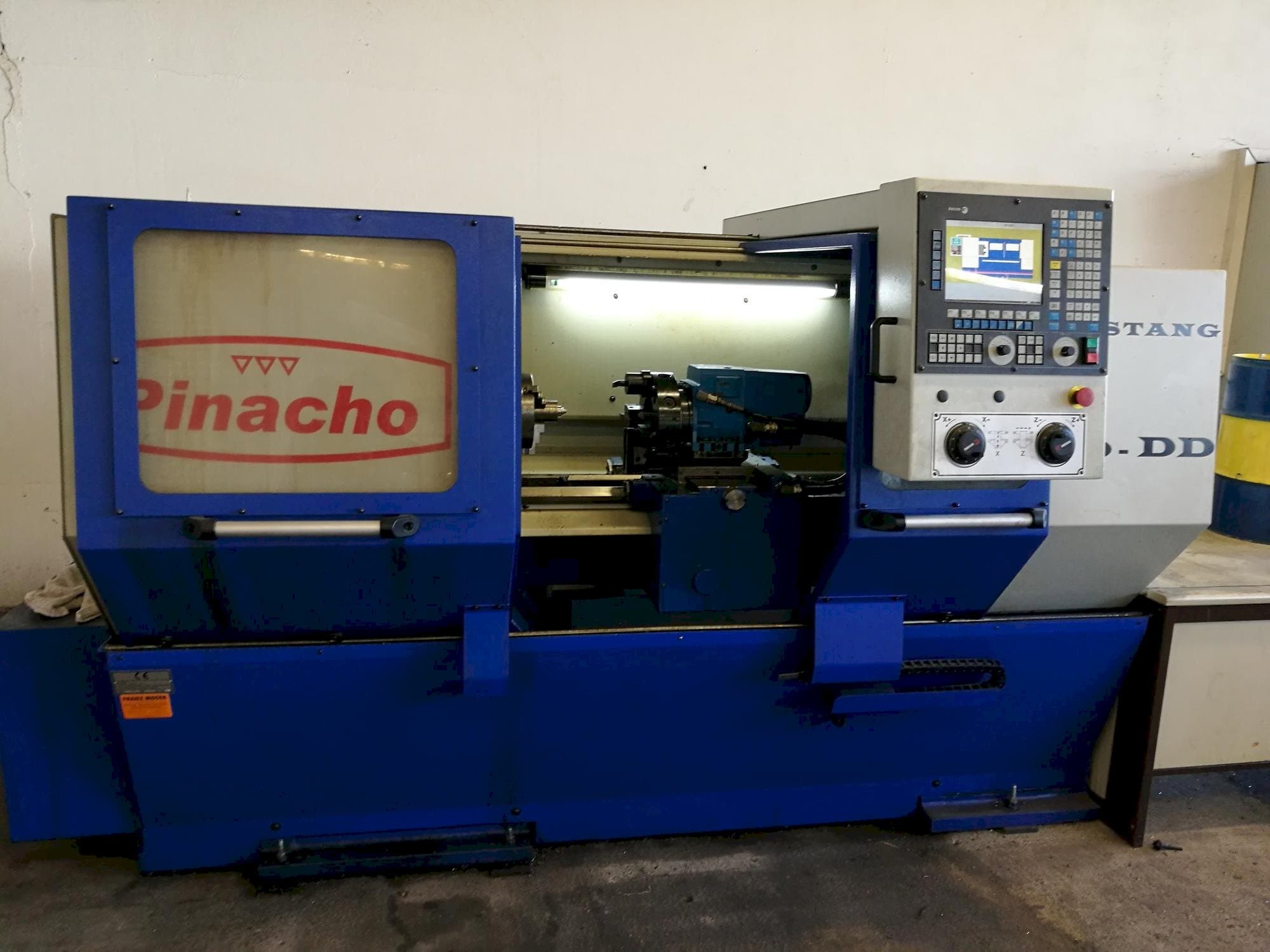 Makine  Pinacho Mustang 200-DD - Önden görünüm