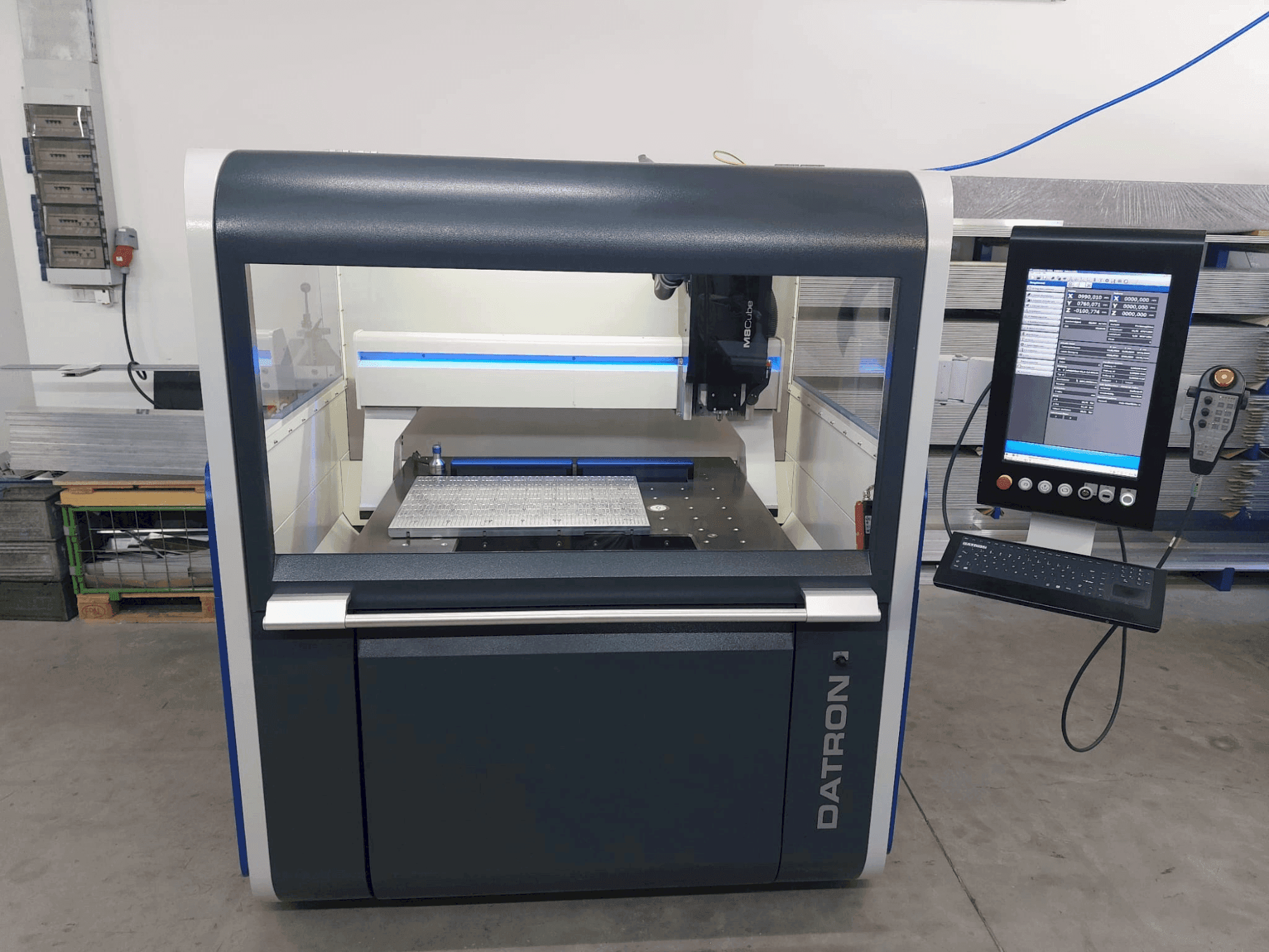 Makine  Datron M8 Cube - Önden görünüm