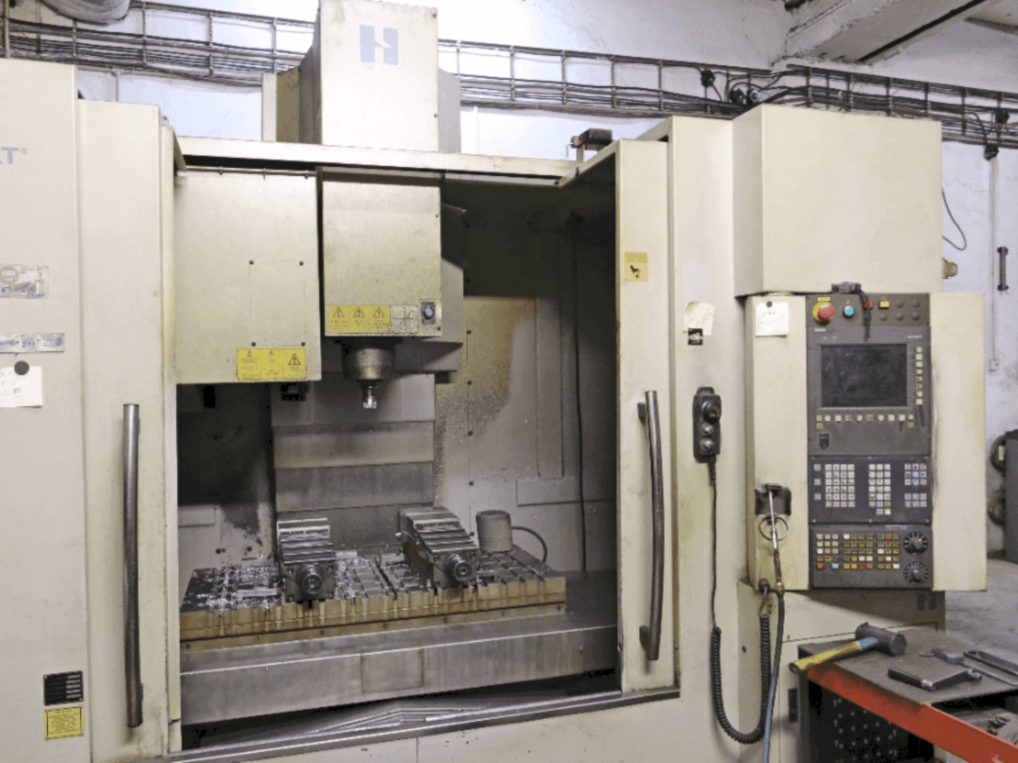 Makine  HARDINGE Bridgeport VMC 1000 - Önden görünüm