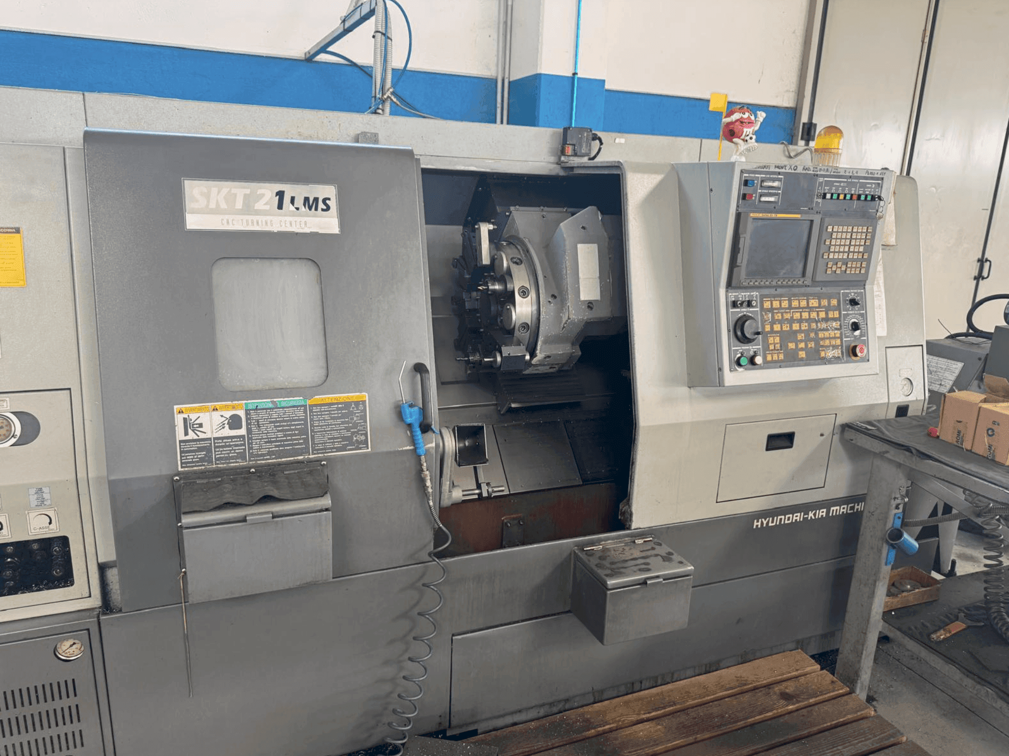 Makine  HYUNDAI KIA SKT 21 LMS - Önden görünüm