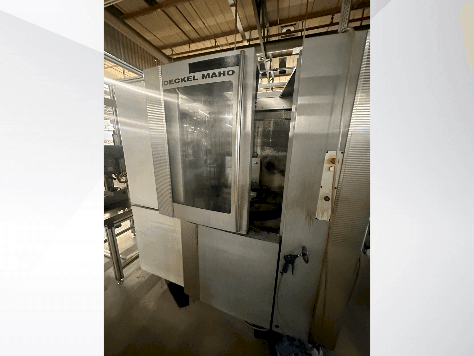 Makine  DECKEL MAHO DMC 50H - Önden görünüm