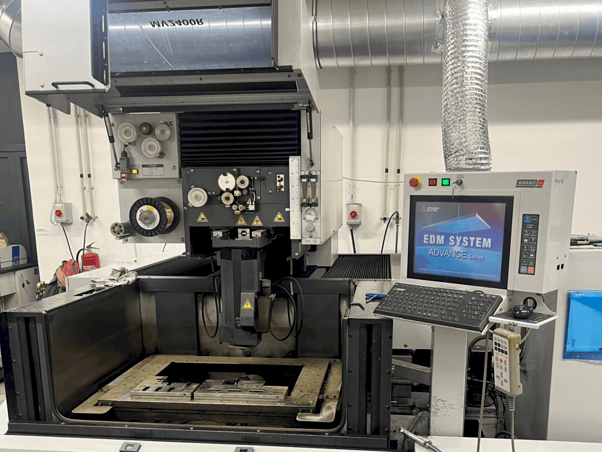 Makine  Mitsubishi MV2400 R - Önden görünüm