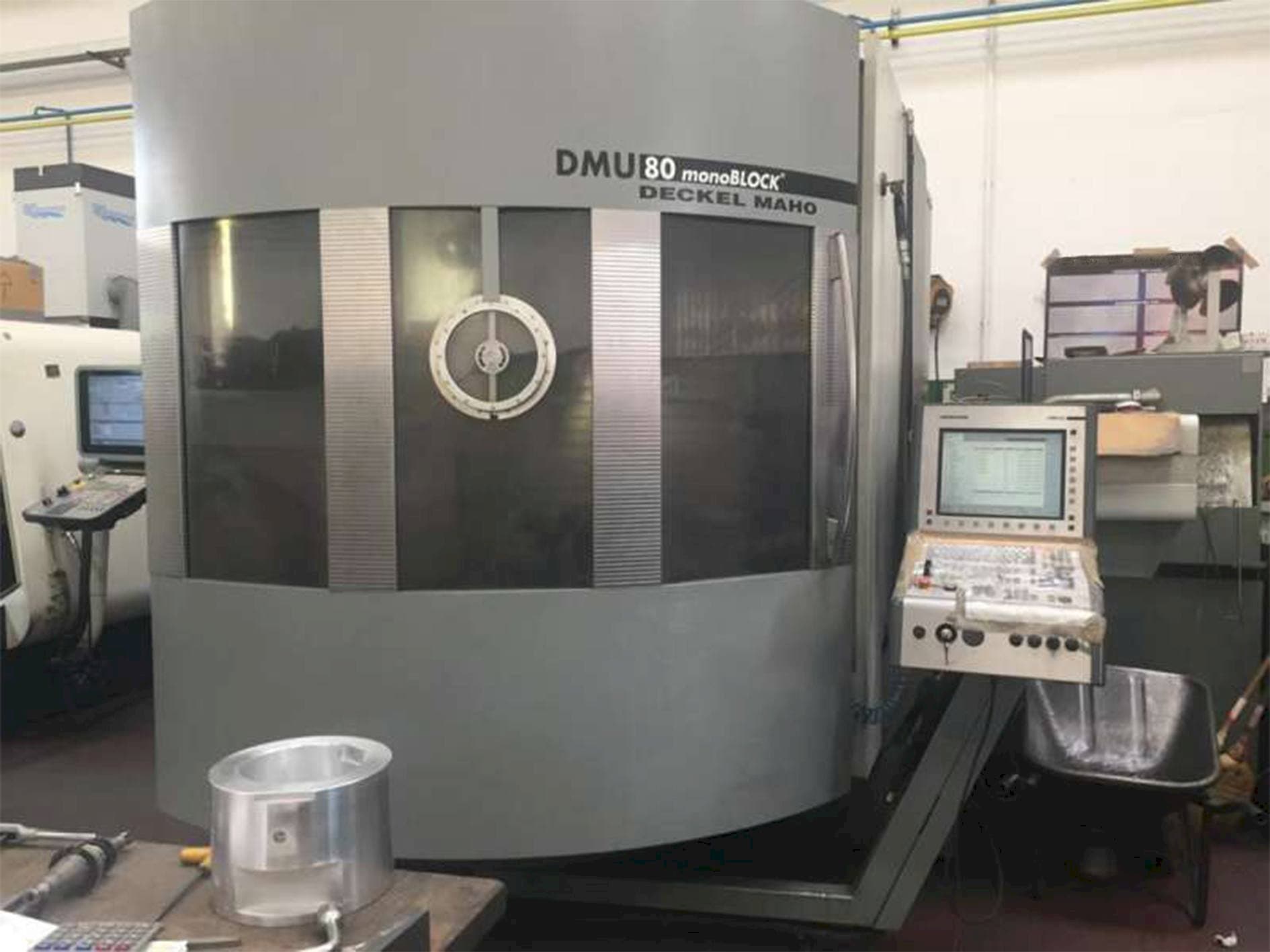 Makine  DECKEL MAHO DMU 80 monoblock - Önden görünüm