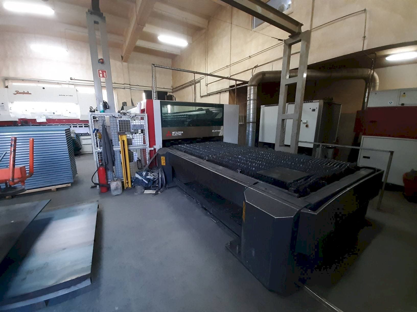 Makine  Mitsubishi ML3015 eX(S2)-450F-R - Önden görünüm