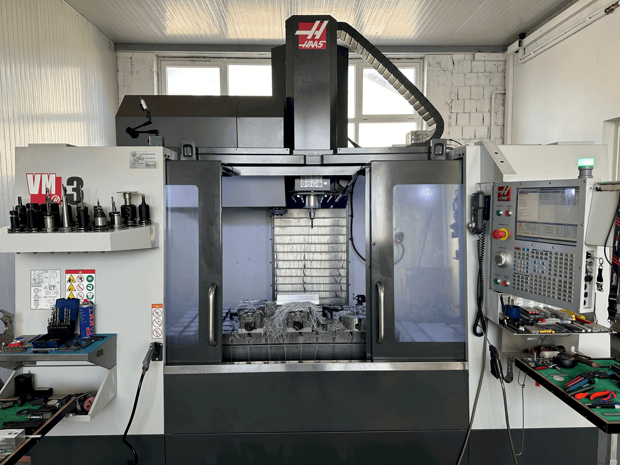 Makine  HAAS VM-3 - Önden görünüm
