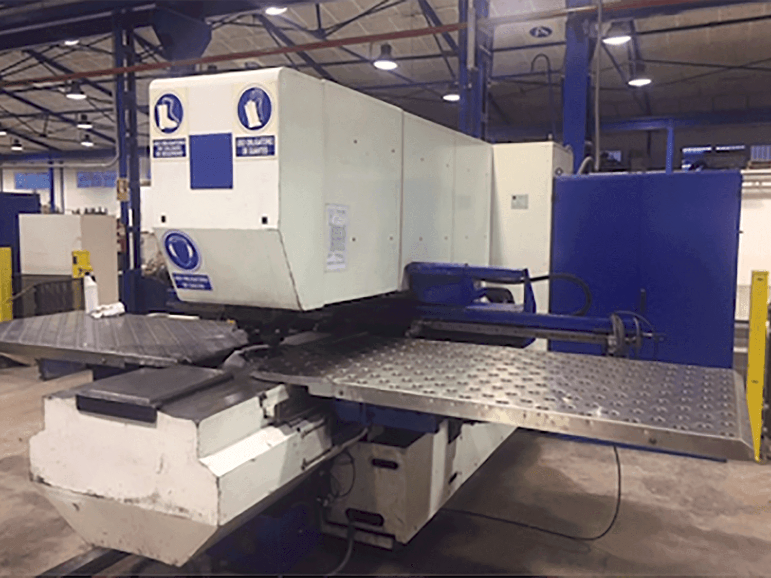 Makine  Trumpf Trumatic 240R - Önden görünüm