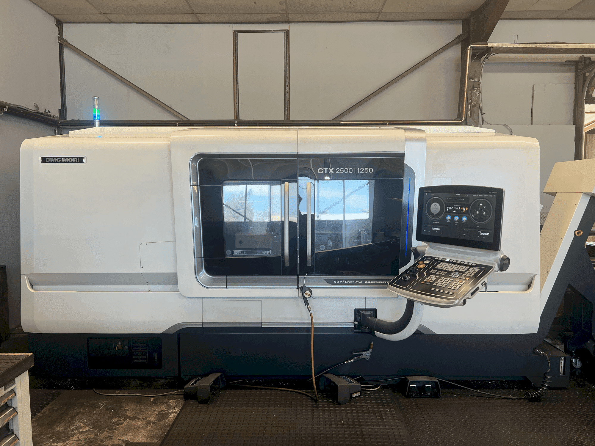 Makine  DMG MORI CTX 2500/1250 - Önden görünüm