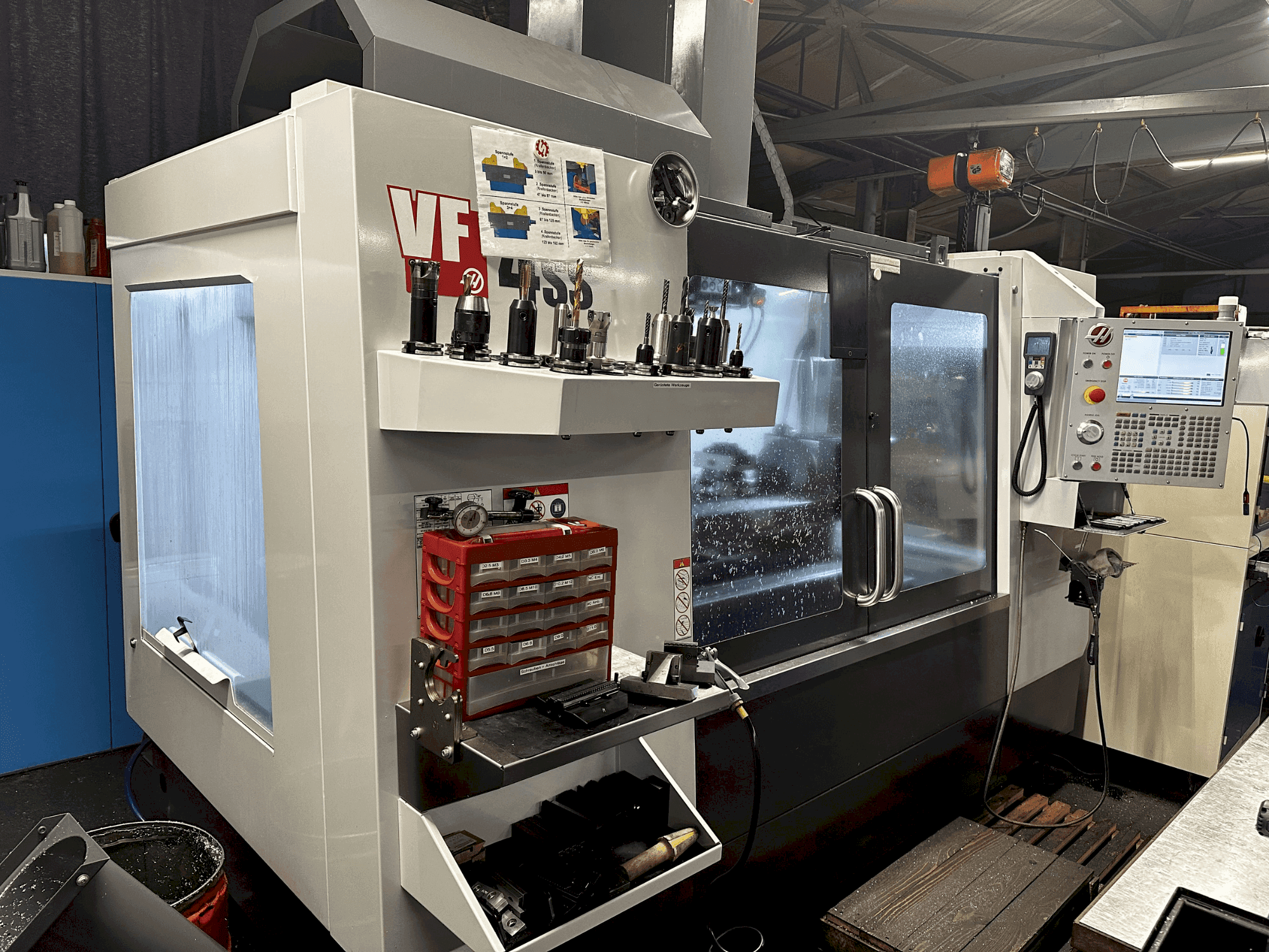 Makine  HAAS VF-4SS-EU - Önden görünüm