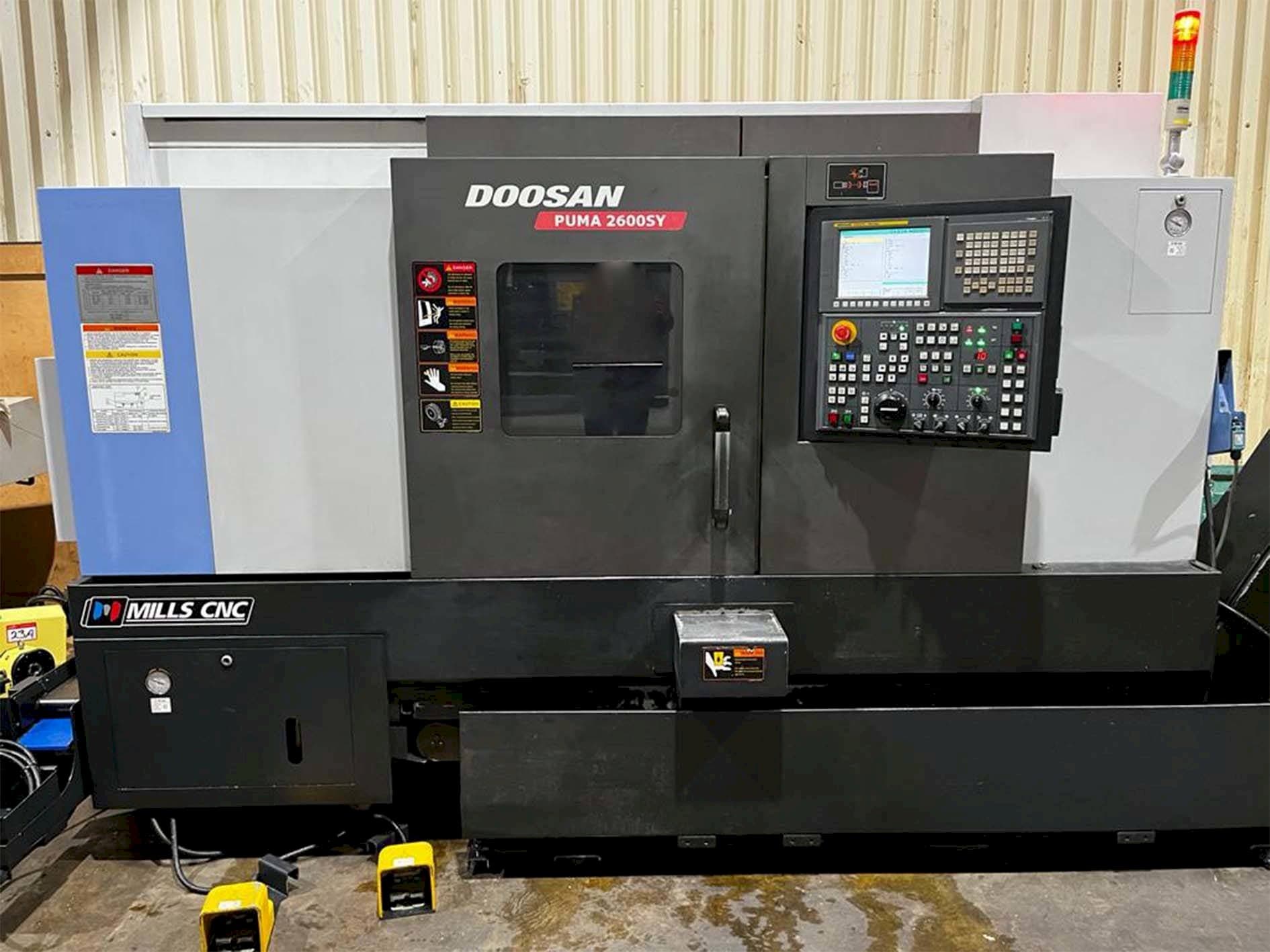 Makine  Doosan Puma 2600SY - Önden görünüm
