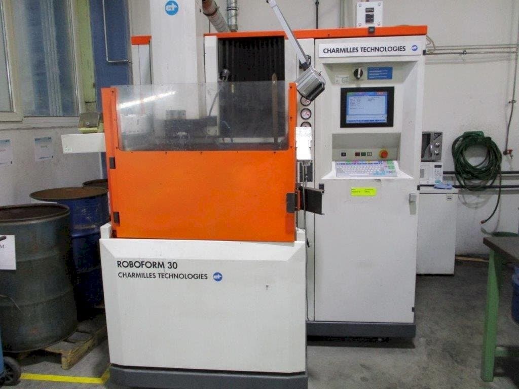 Makine  AgieCharmilles Roboform 30 - Önden görünüm