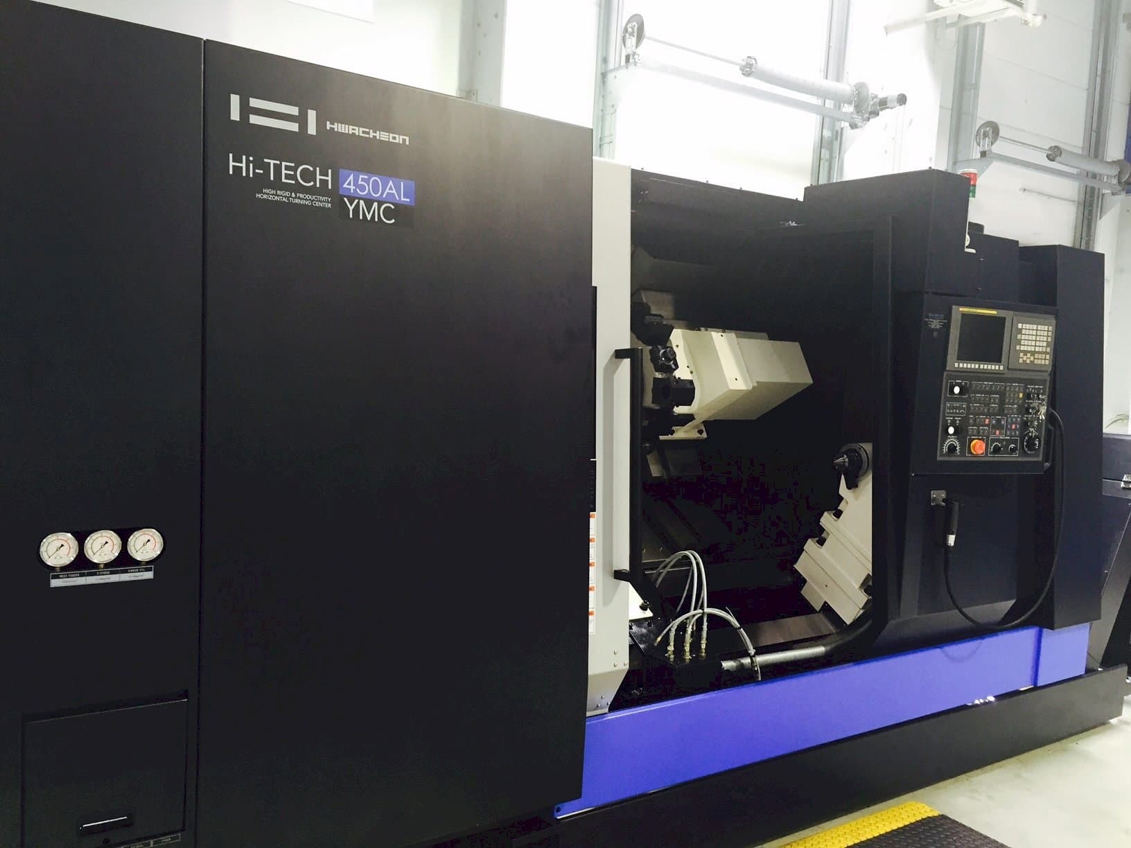 Makine  HWACHEON HI-TECH 450AL YMC - Önden görünüm