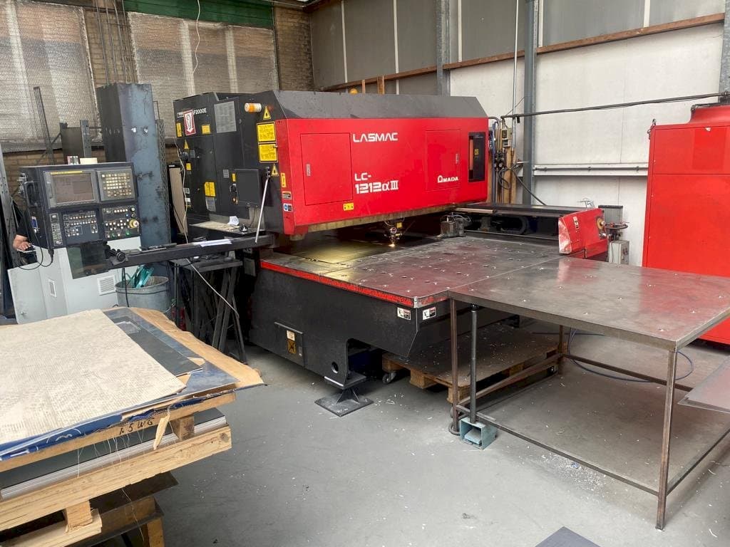Makine  AMADA LC 1212 A3 - Önden görünüm