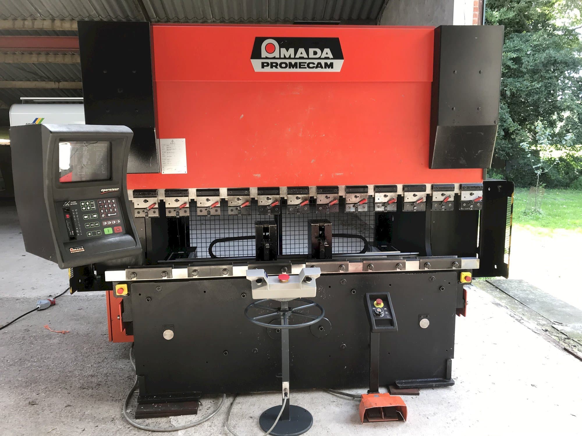 Makine  AMADA Promecam HFBO - Önden görünüm