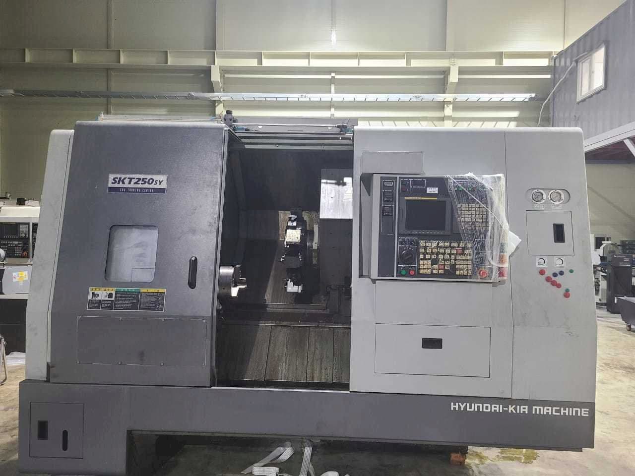 Makine  Hyundai Kia SKT250SY - Önden görünüm