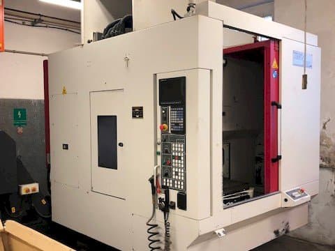 Makine  Akira Seiki RMV 700 APC - Önden görünüm