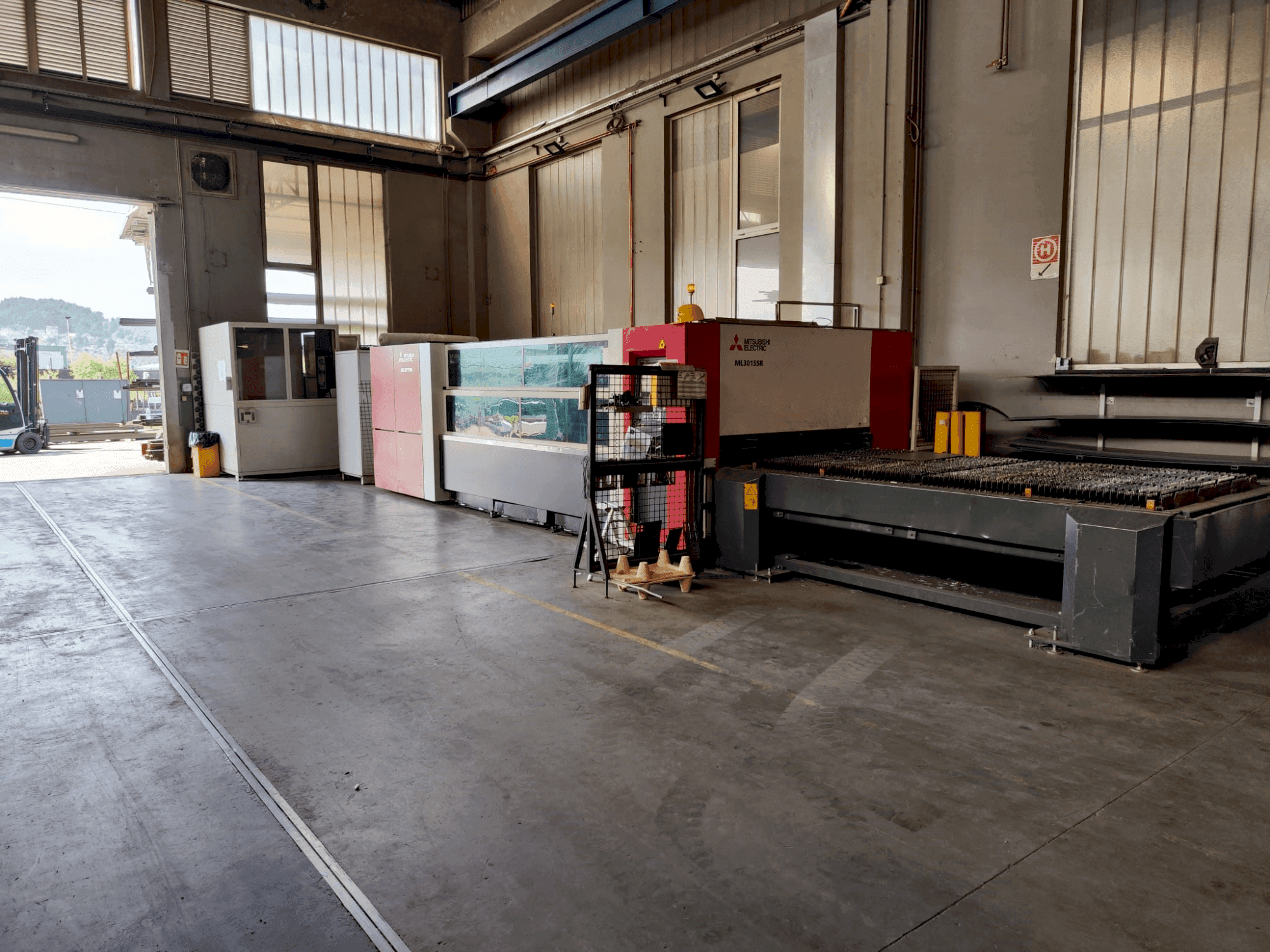 Makine  Mitsubishi ML 3015 SR - Önden görünüm