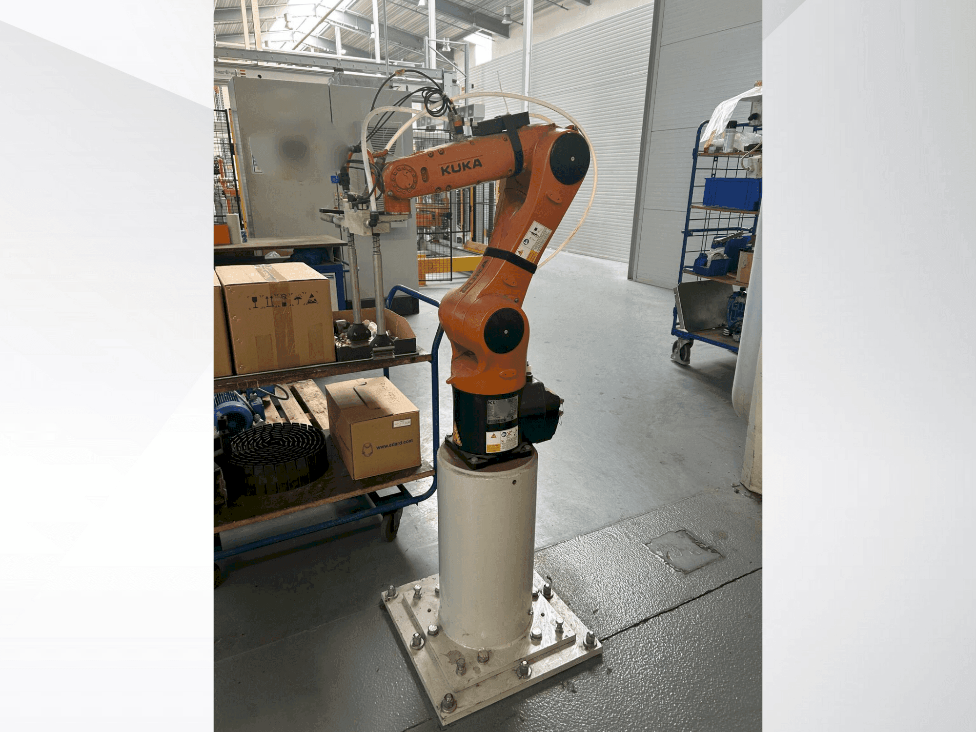 Makine  KUKA KR 6 R900 fivve - Önden görünüm