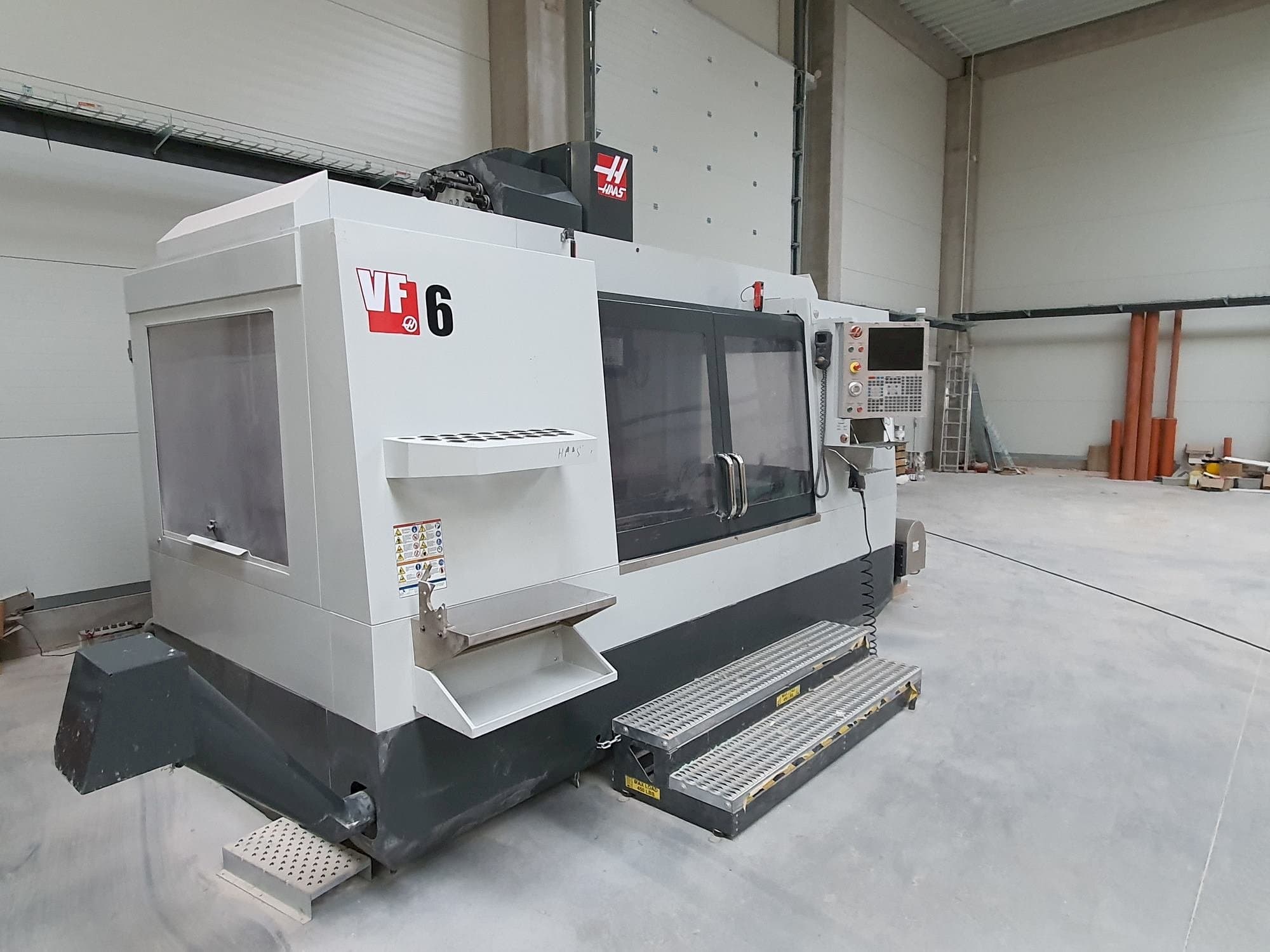 Makine  HAAS VF-6/40 - Önden görünüm