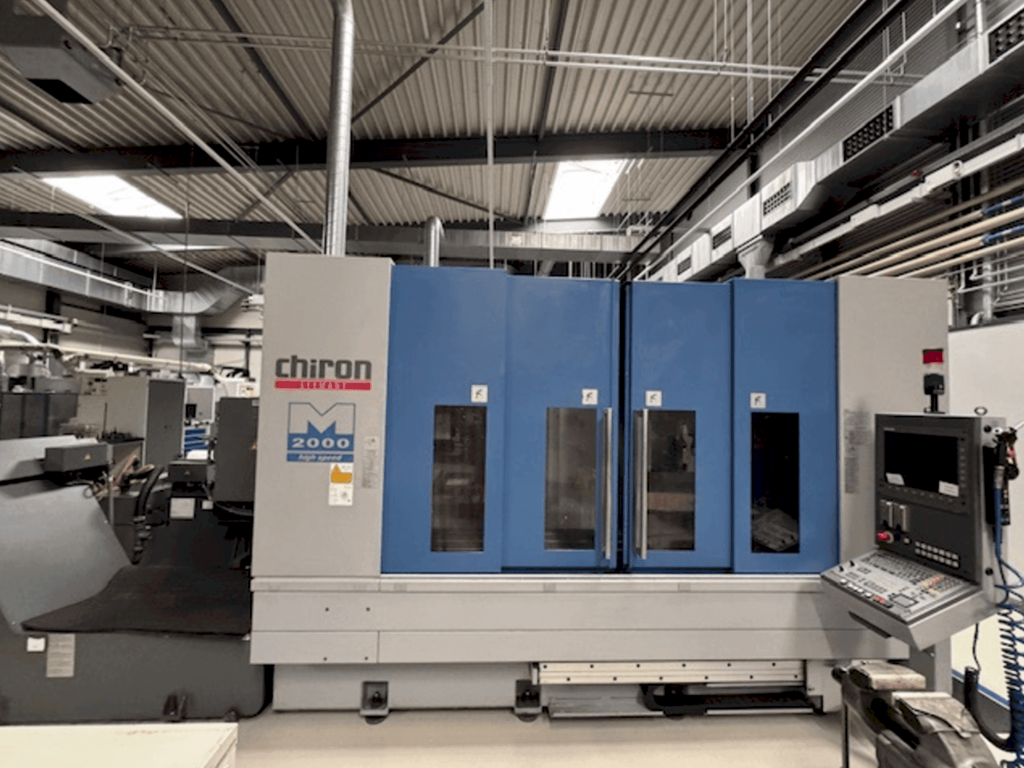 Makine  CHIRON Mill 2000 - Önden görünüm