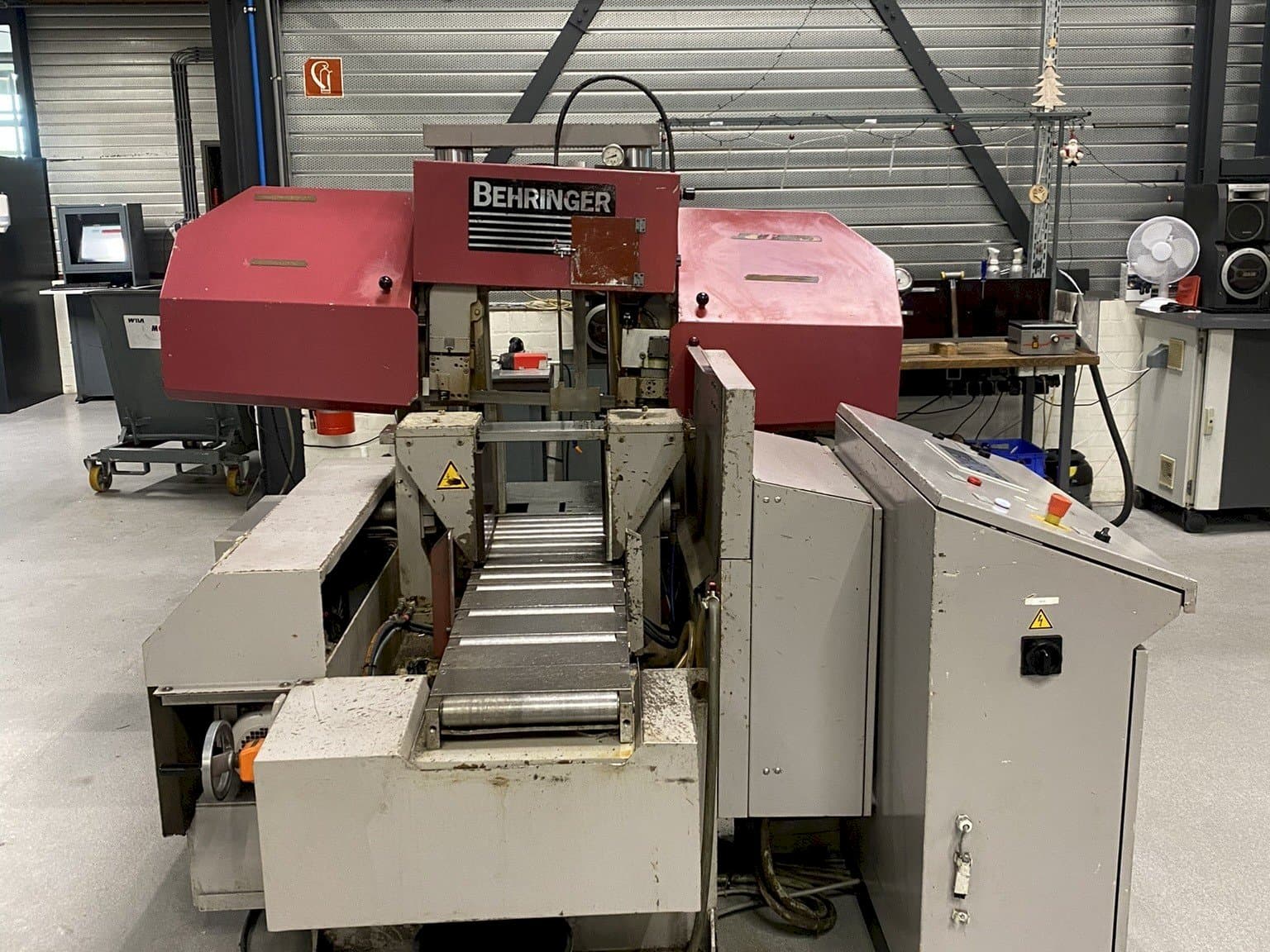 Makine  Behringer HPB 303A - Önden görünüm