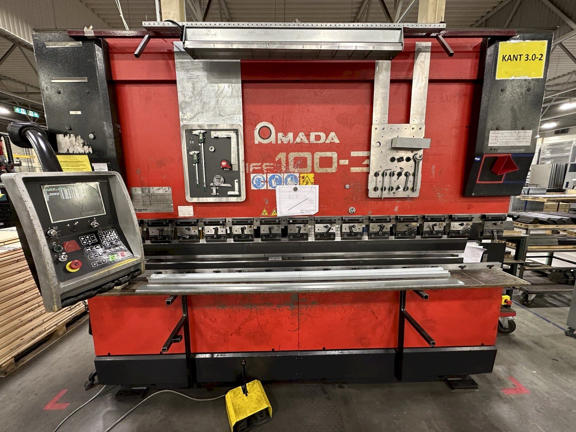 Makine  AMADA HFE 100-3 - Önden görünüm
